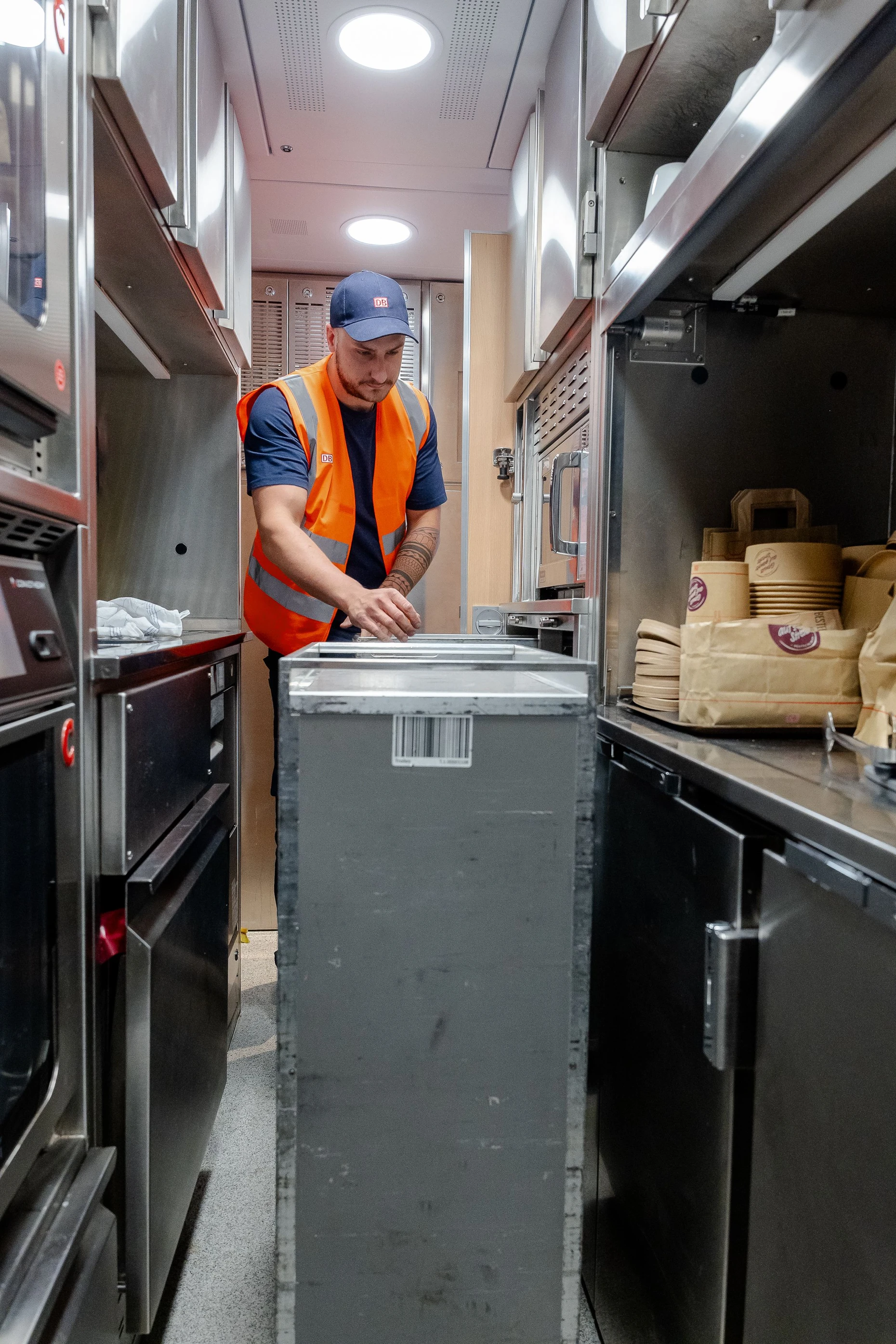 Nicht viel Platz: Sascha Boncourt, Mitarbeiter der Logistik in Frankfurt, platziert die Nachlieferung in der Küche eines Speisewagens.