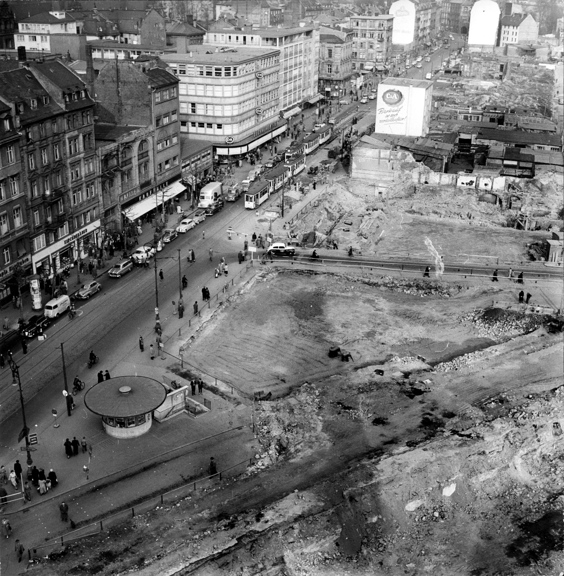Gezeichnet von Kriegsschäden: die Konstablerwache in den frühen Fünfzigerjahren