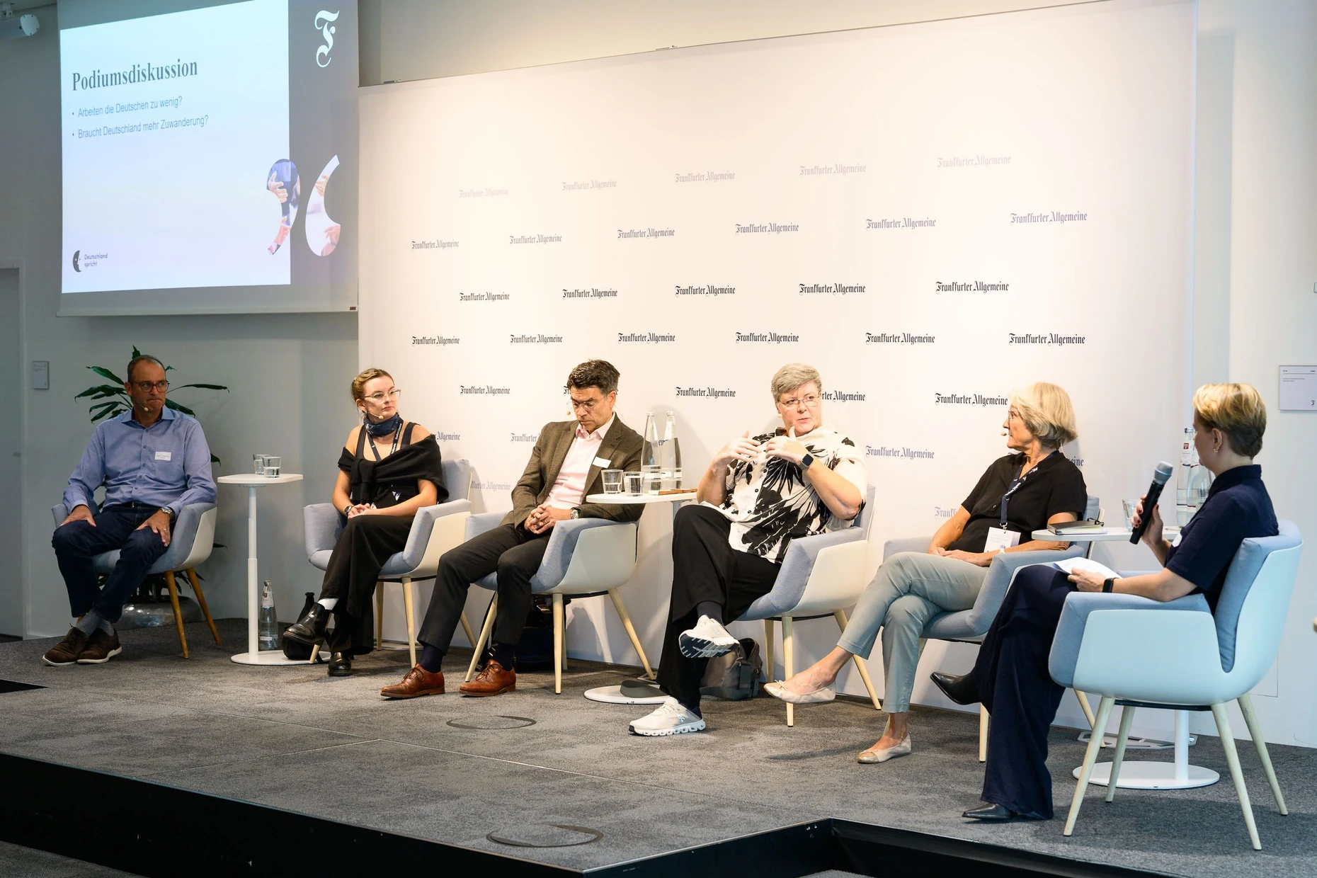 Das Podium zu „Deutschland spricht“ im F.A.Z.-Tower von rechts nach links: Oliver Coenenberg, Ariane Türk, Dirk Schumacher, Gaby Hagmans, Jutta Schild und Kira Kramer.