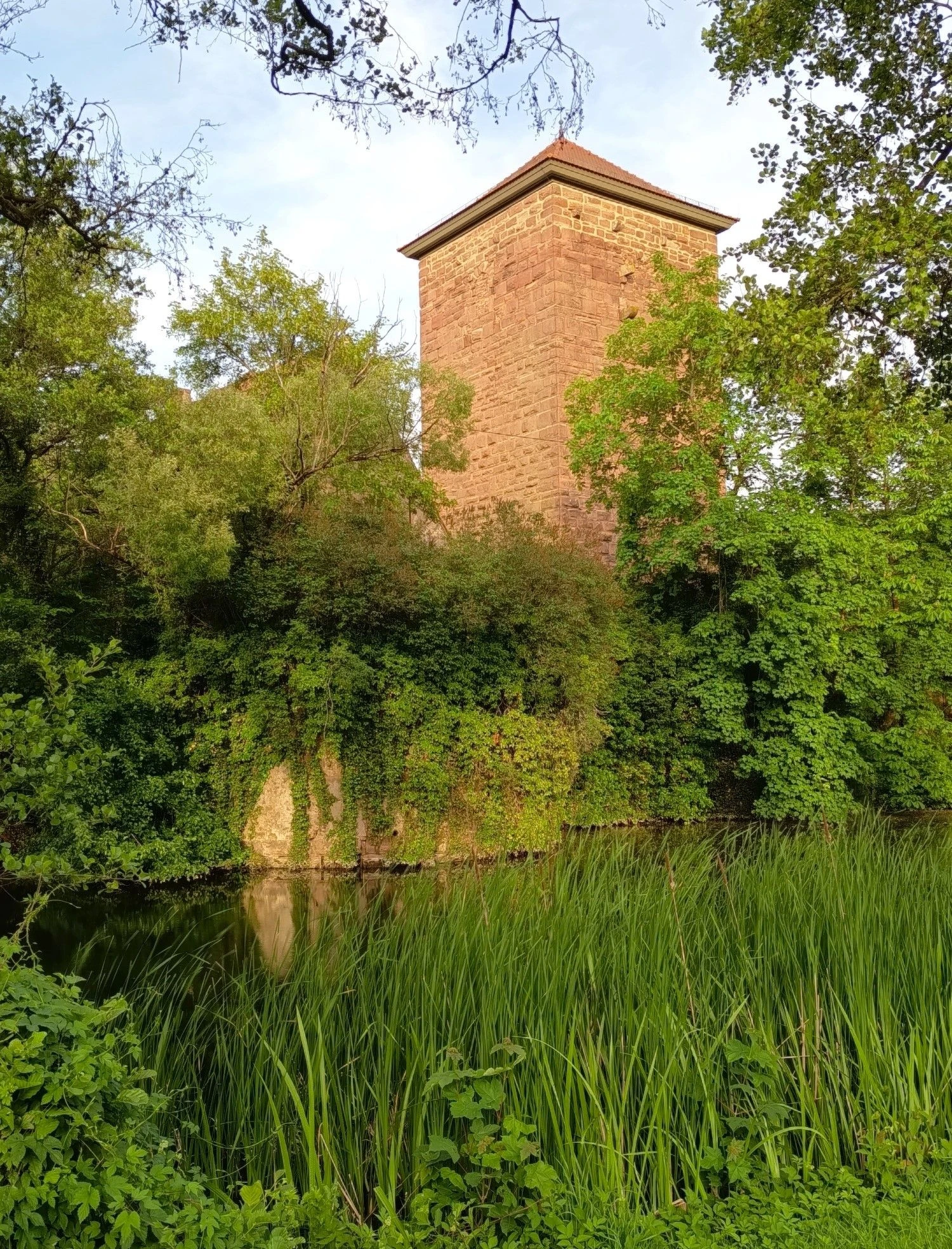Mit dem Bau der Wasserburg wurde im 11. Jahrhundert begonnen. Blickfang ist der 22 Meter hohe, mit Buckelquadern verblendete Bergfried.