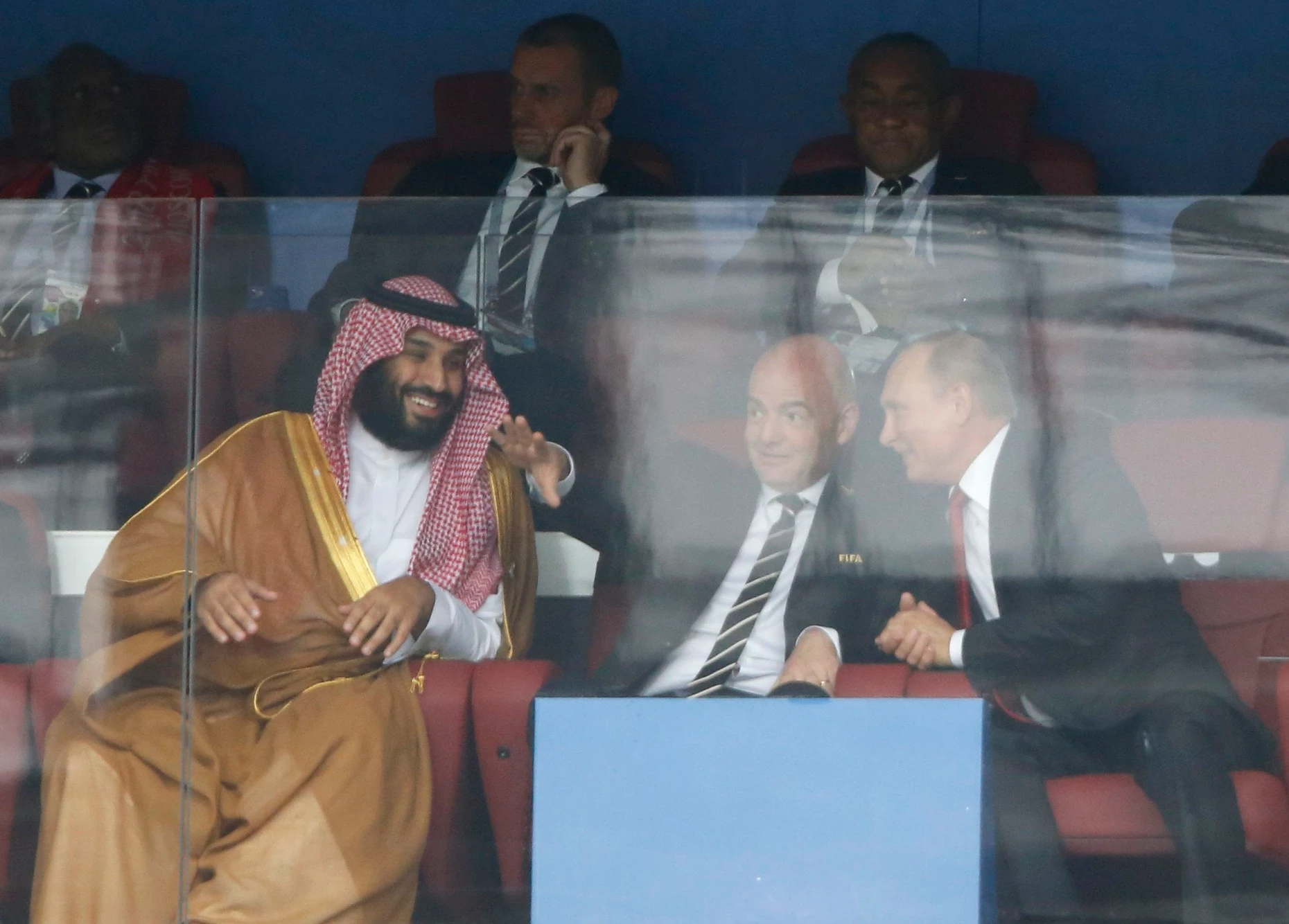 Männer, die Fußball schauen: Bin Salman, Infantino, Putin 2018 in Moskau