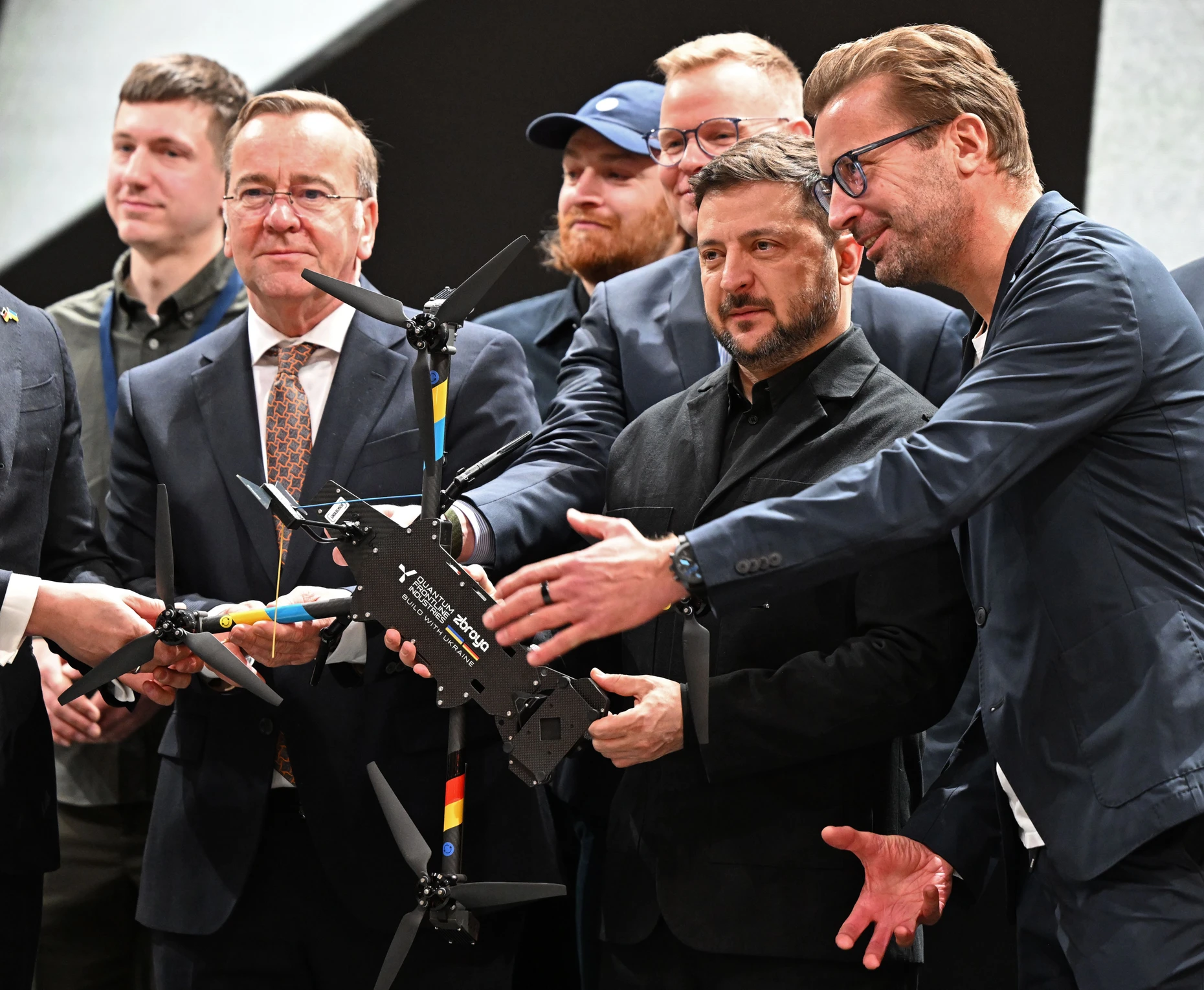 Quantum-Ko-Chef Seibel (rechts) neben dem ukrainischen Präsidenten Wolodymyr Selenskyj und Bundesverteidigungsminister Boris Pistorius (SPD) auf der Münchner Sicherheitskonferenz