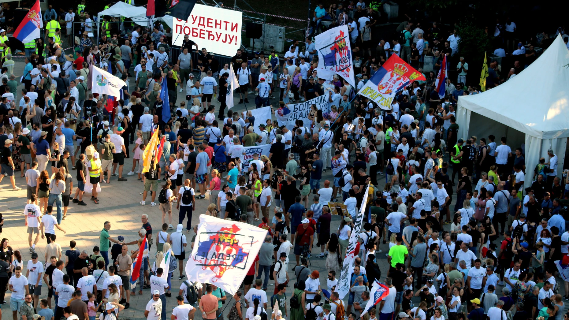 Mehrere Tausend Menschen nehmen Ende Juni im serbischen Kraljevo an einer Kundgebung gegen die Regierung von Präsident Vučić teil.