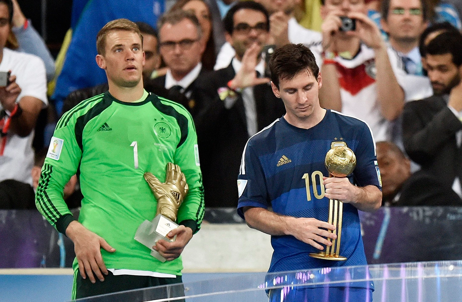Gewonnen und doch verloren: Nach der Niederlage im Finale gegen Deutschland bei der WM 2014 in Brasilien wird Lionel Messi als bester Spieler der WM ausgezeichnet. Manuel Neuer wird zum besten Torwart des Turniers gekürt.