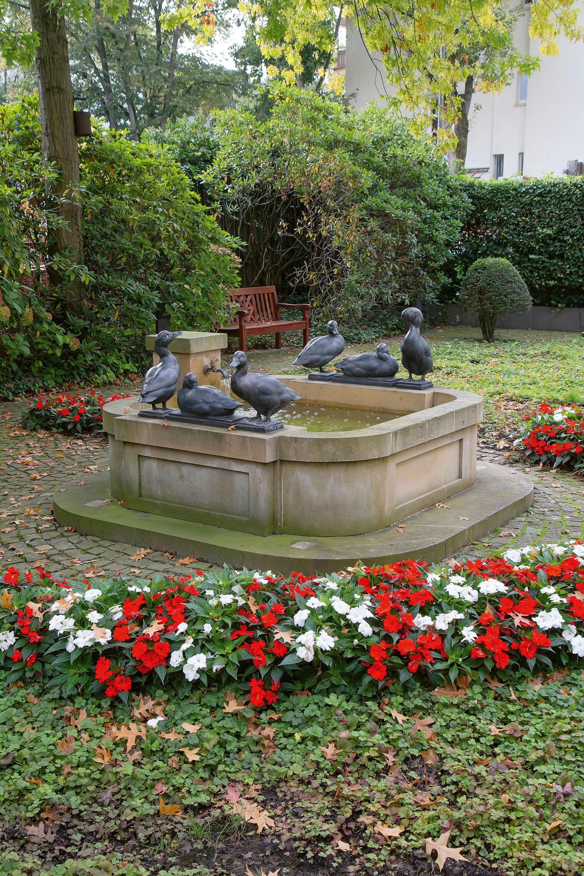 Wird liebevoll gepflegt: der Brunnen mit den Enten (1911) von August Gaul