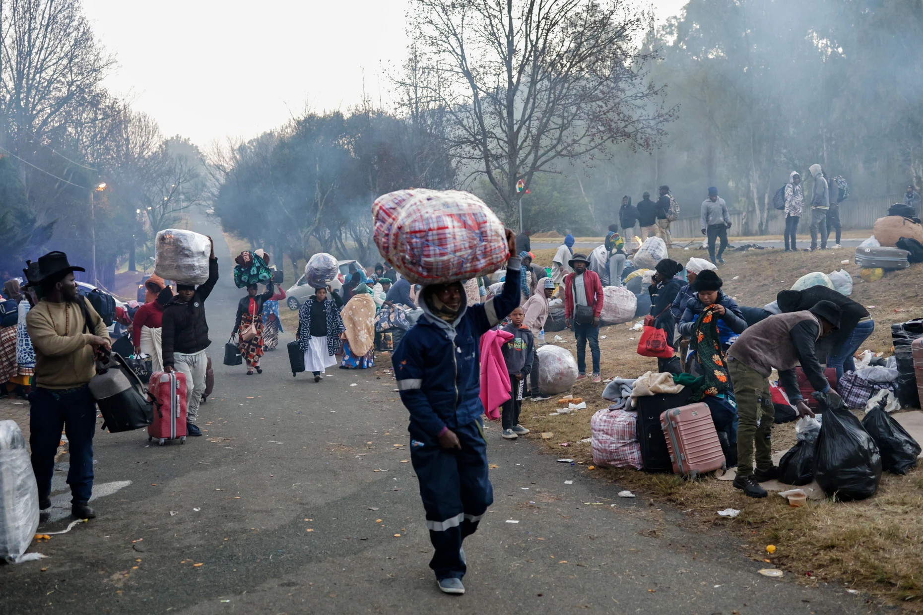 Malawische Flüchtlinge campen am 30. Juni 2026 vor der Botschaft Malawis in Johannesburg, während sie auf Busse in ihr Heimatland warten.