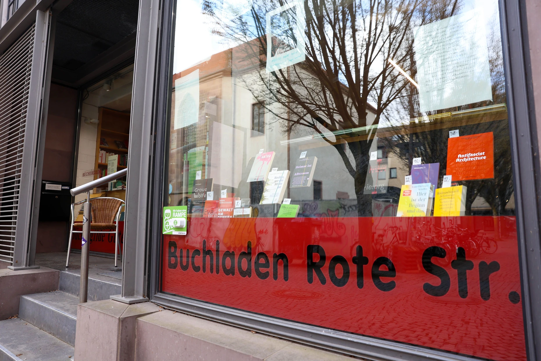 Auch Vor-Nomen ist Omen, mögen sich die Literaturbetriebsprüfer unter Wolfram Weimers Fachbeamten mit Eckhard Henscheid gedacht haben: Der Buchladen Rote Straße in Göttingen wurde von der Liste der Preisträger des Buchhandlungspreises gestrichen.