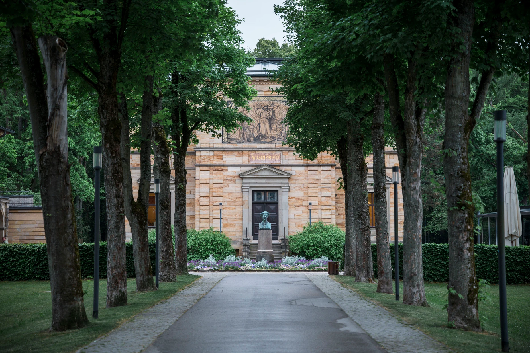 Auffahrt zu Haus Wahnfried mit der Büste von König Ludwig II.