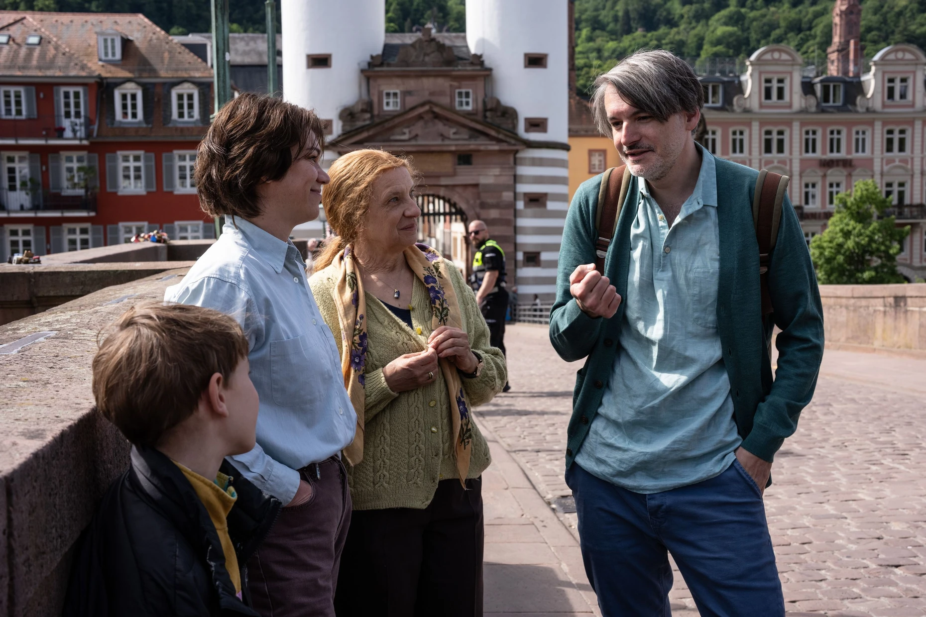 Am Set: Maro Lovrić (spielt den jungen Saša), Marija Skaricic (spielt die Mutter), Gordana Boban-Herović (Christina) und der Autor Saša Stanišic (von links).