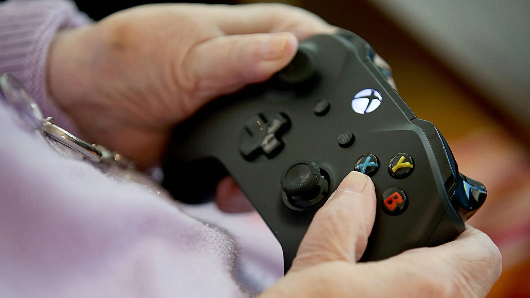 Eine Bewohnerein spielt im Caritas-Altenzentrum St. Maternus ein Videospiel auf der XBox.