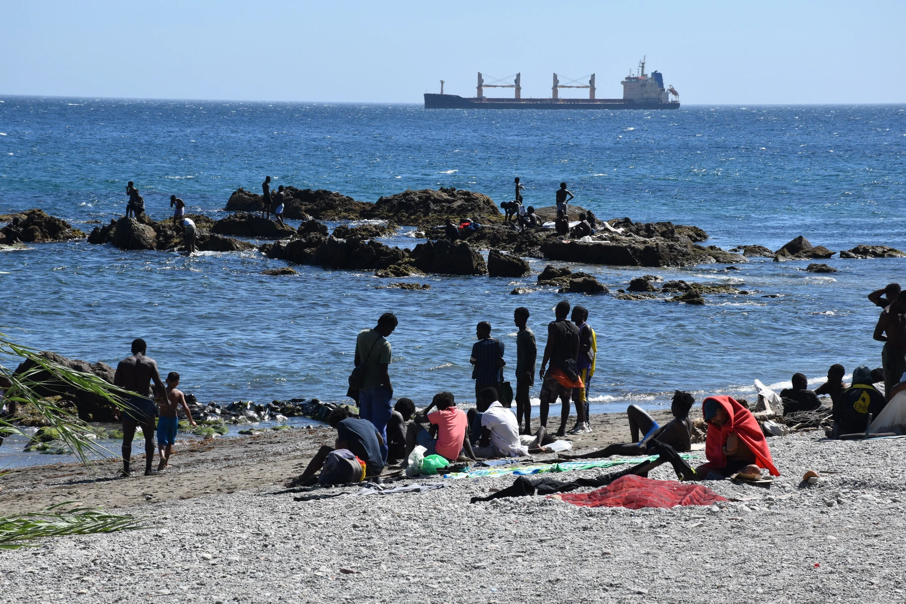 Migranten nach ihrer Ankunft am Strand von Ceuta am 5. August