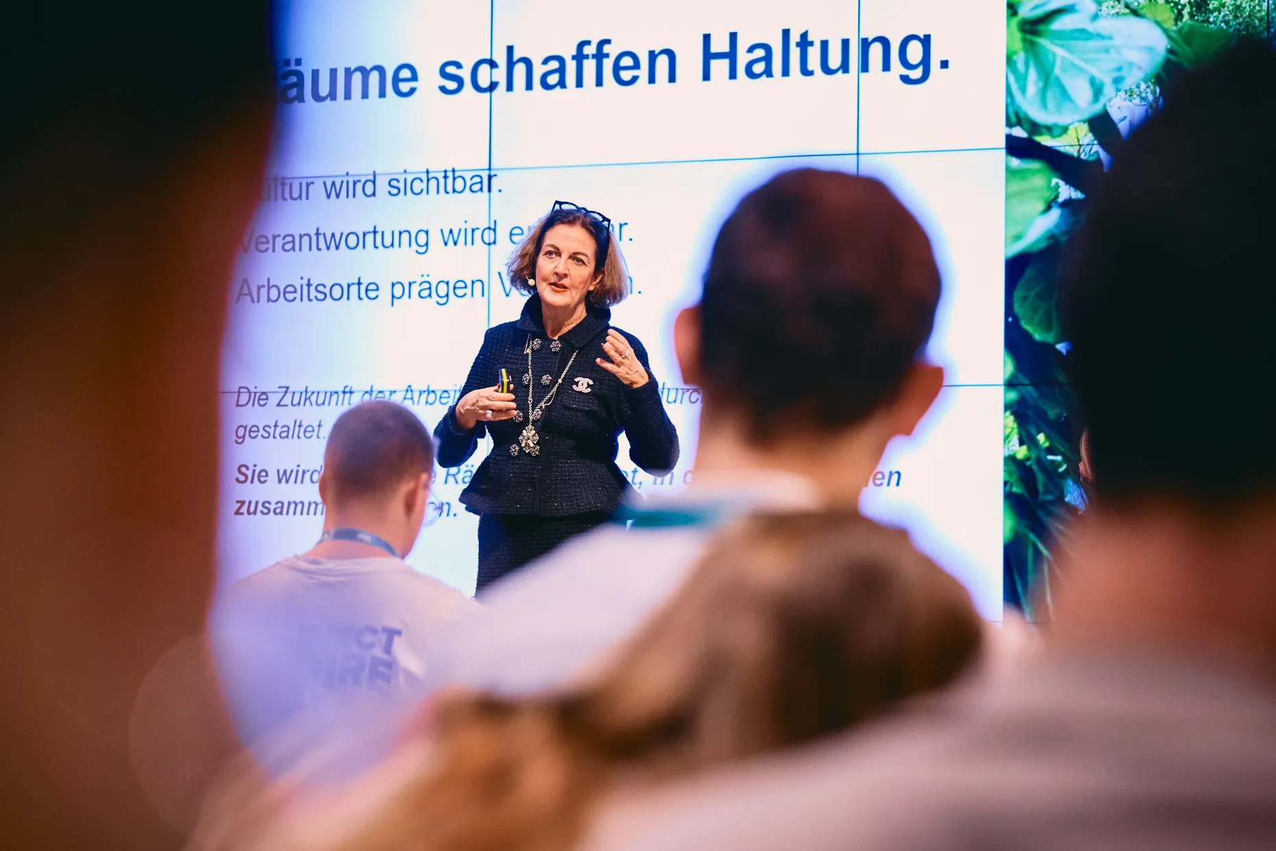 Arbeitsorte machen Haltung sichtbar: Stefanie Lürken von Regus Management über flexible Arbeitswelten, gelebte Unternehmenskultur und den Mehrwert persönlicher Begegnung.
