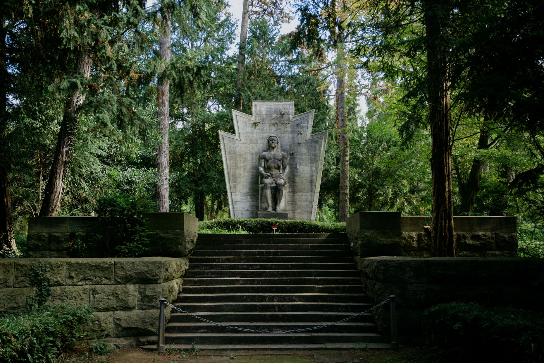 Das Denkmal und Grab von Karl Kotzenberg