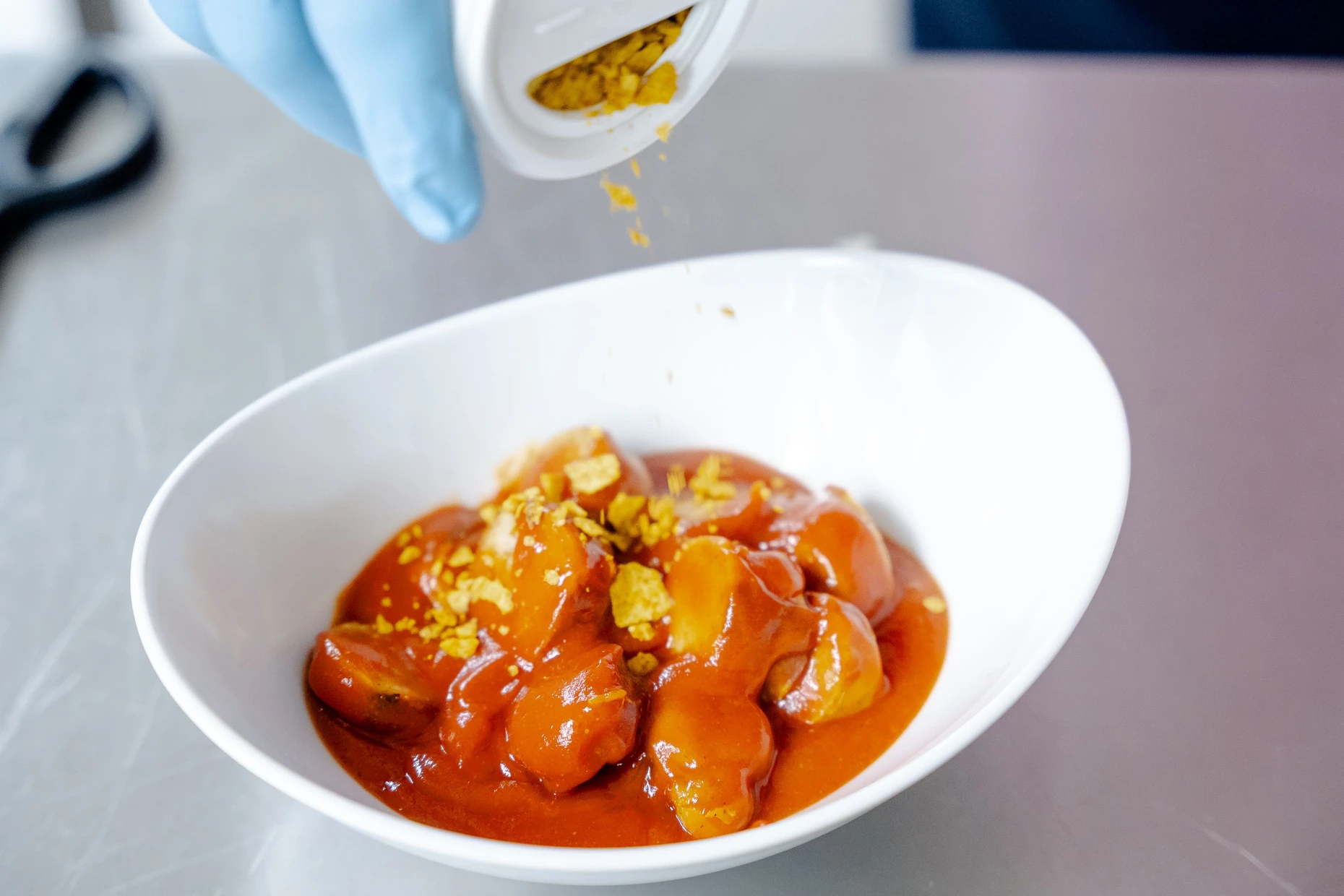 Ein Klassiker im Angebot der Deutschen Bahn: die Currywurst. Mit Brötchen wird sie im Zug für 7,90 Euro verkauft, mit Kartoffelecken für 11,90 Euro.