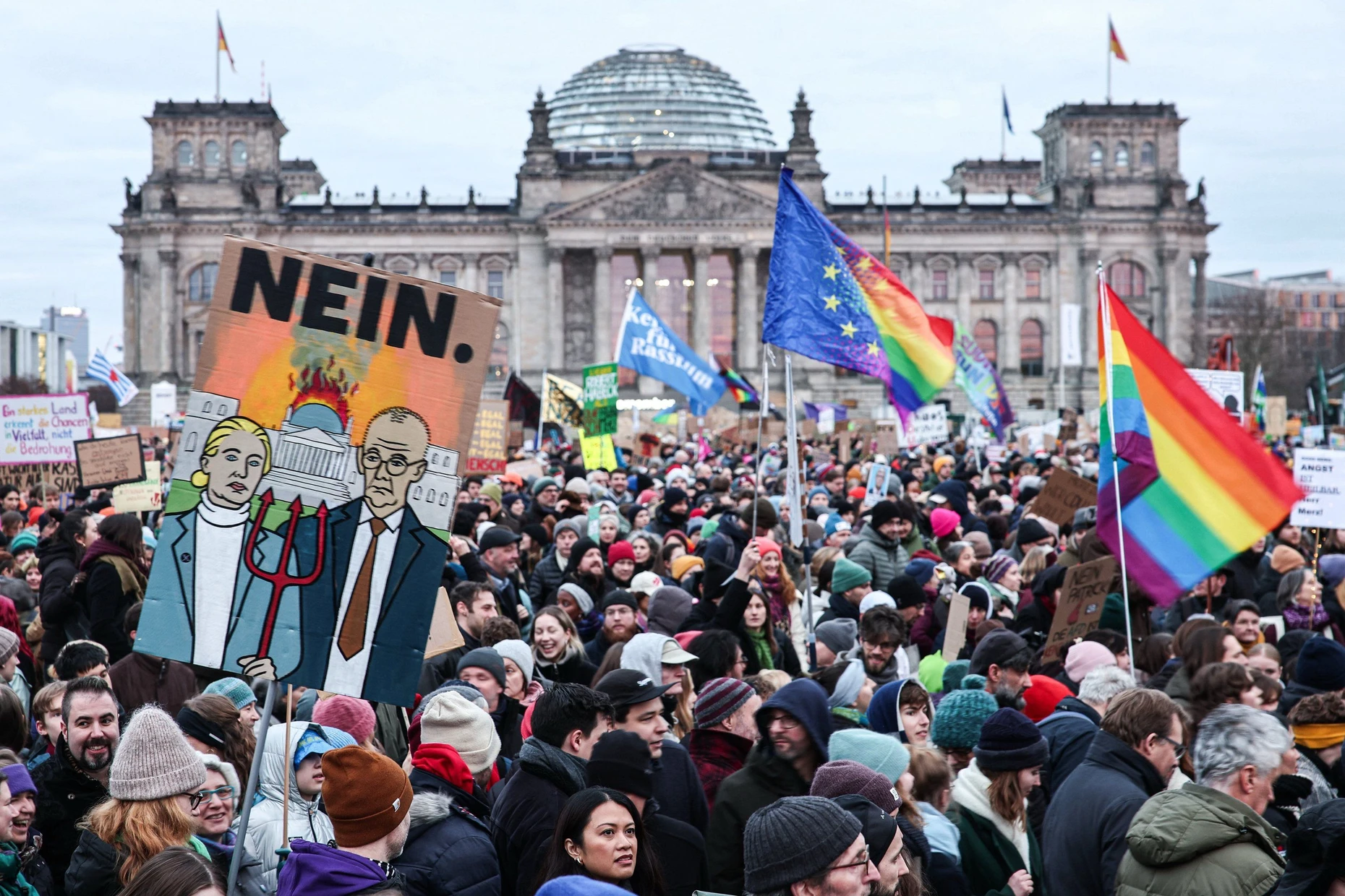 Eine Demonstration für die Brandmauer vor dem Reichstagsgebäude im Februar 2025