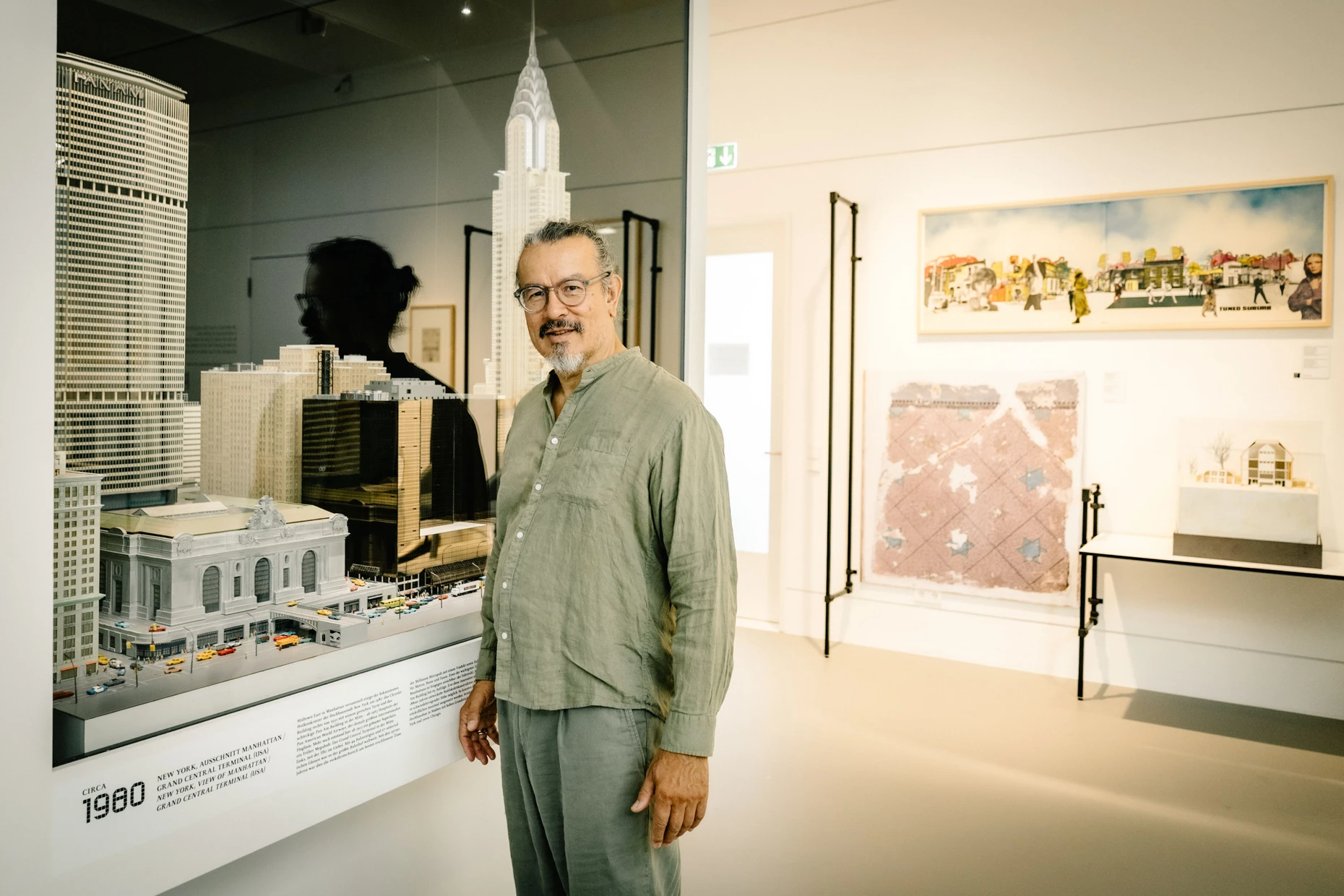 Vor dem größten Modell: Direktor Peter Cachola Schmal präsentiert die neue Dauerausstellung im Deutschen Architekturmuseum.