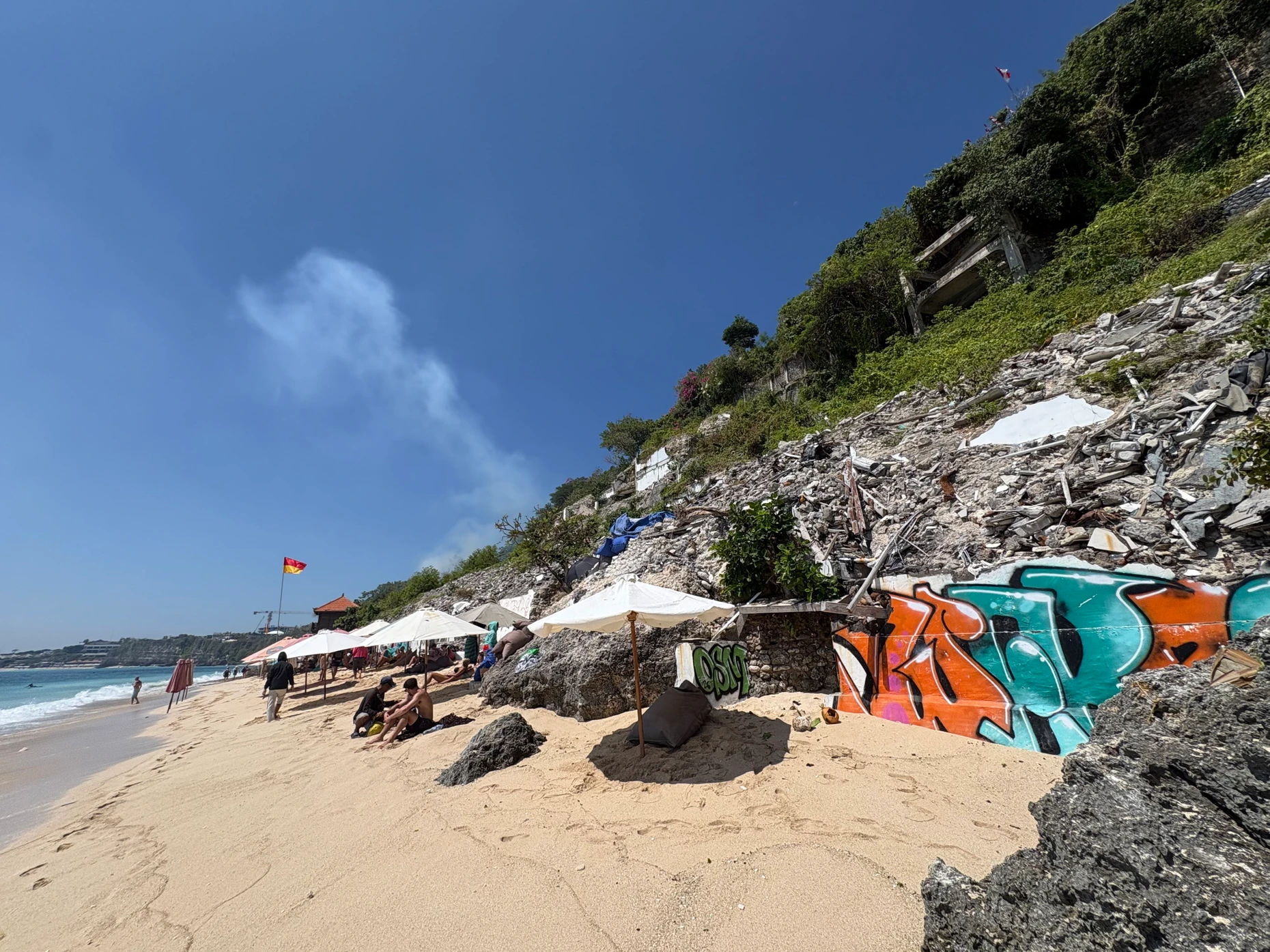 Trümmerlandschaft am Bingin Beach in Uluwatu