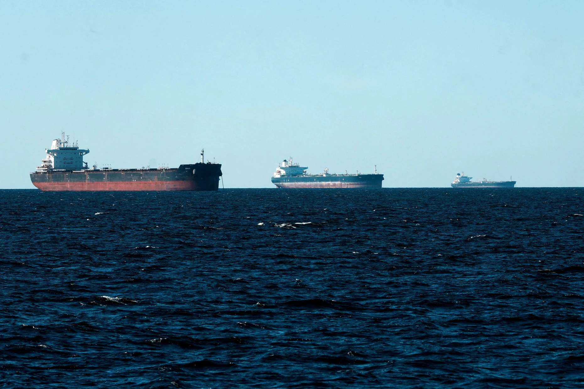 Tanker der russischen Schattenflotte ankern vor der Küste Estlands.