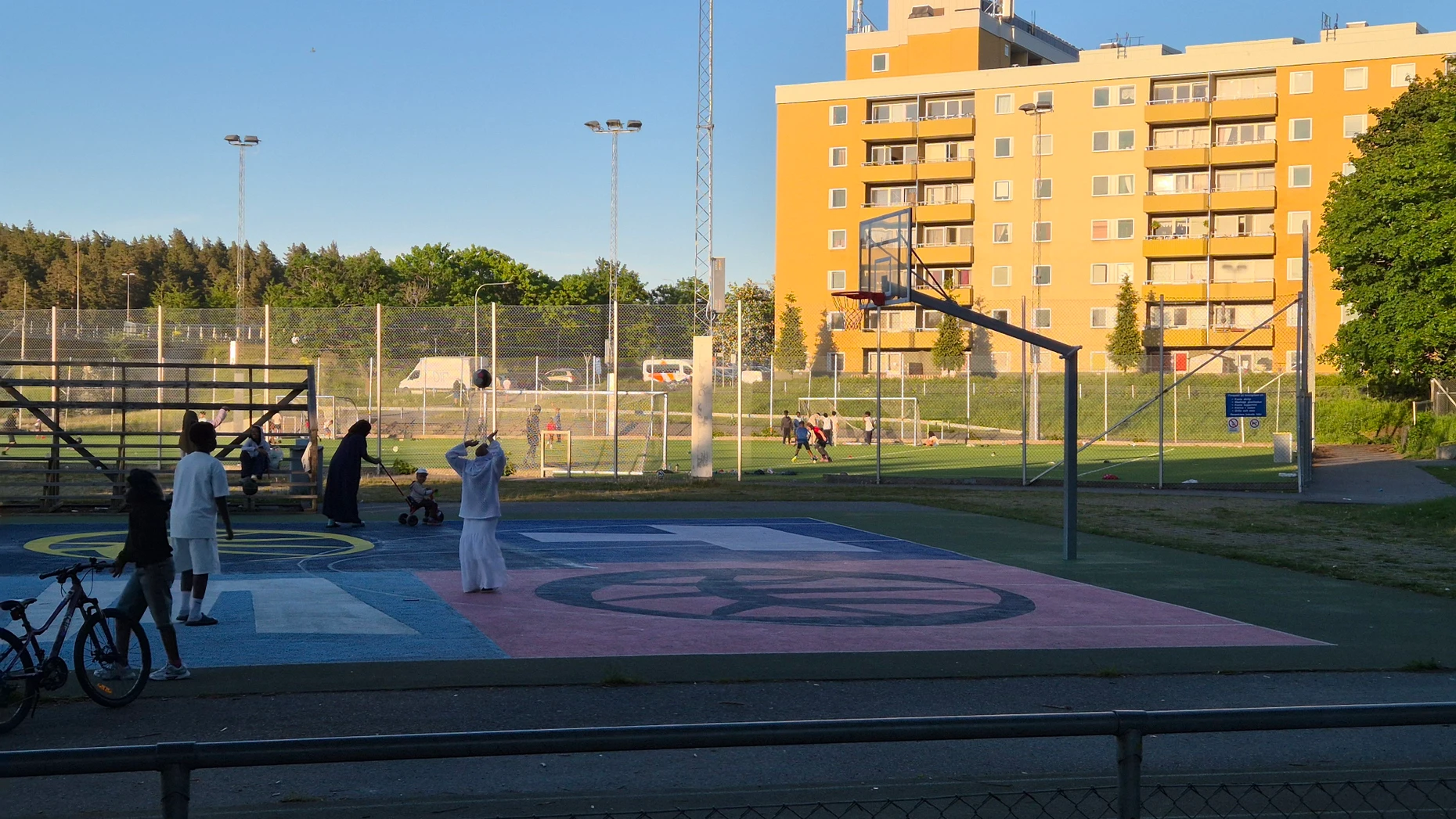 In Bewegung: Jungen und Mädchen beim gemeinsamen Basketballspiel in Tensta