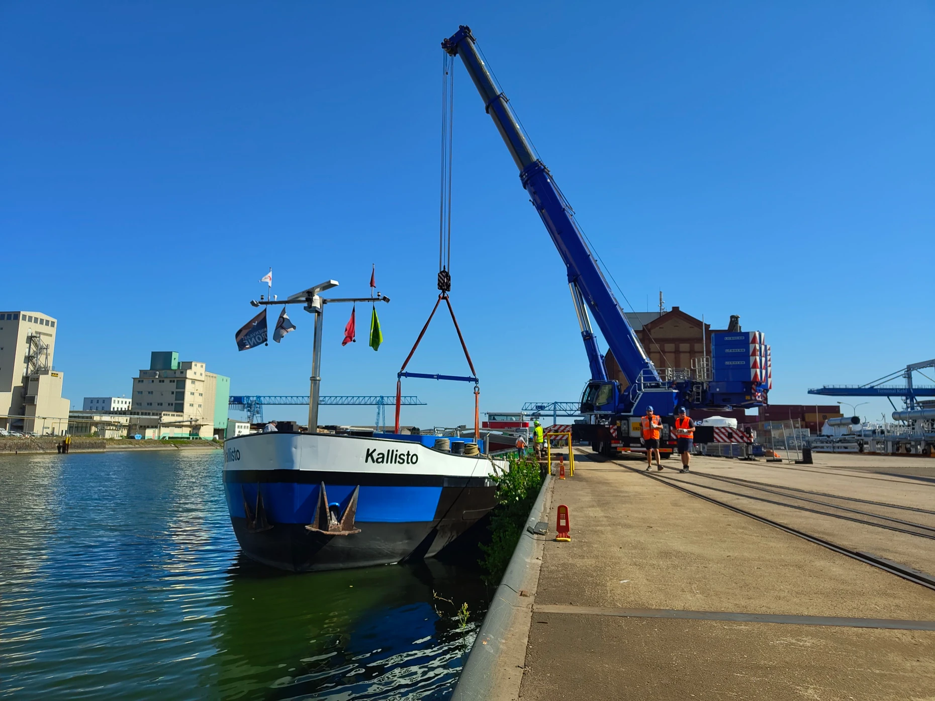 Am Mittwochmorgen wird das Schiff entladen, am nächsten Tag soll es wieder den Rhein herunter in Richtung Wesel fahren.