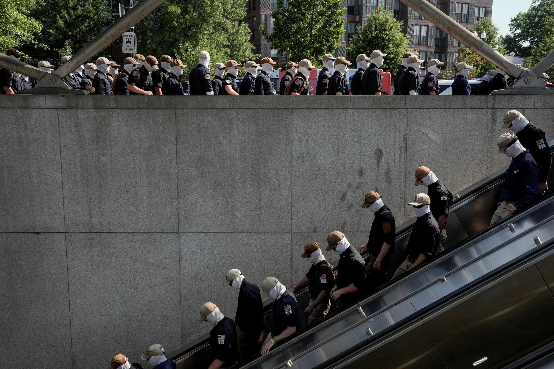 Mitglieder der „Patriot Front“ auf dem Weg in eine Washingtoner Metrostation.
