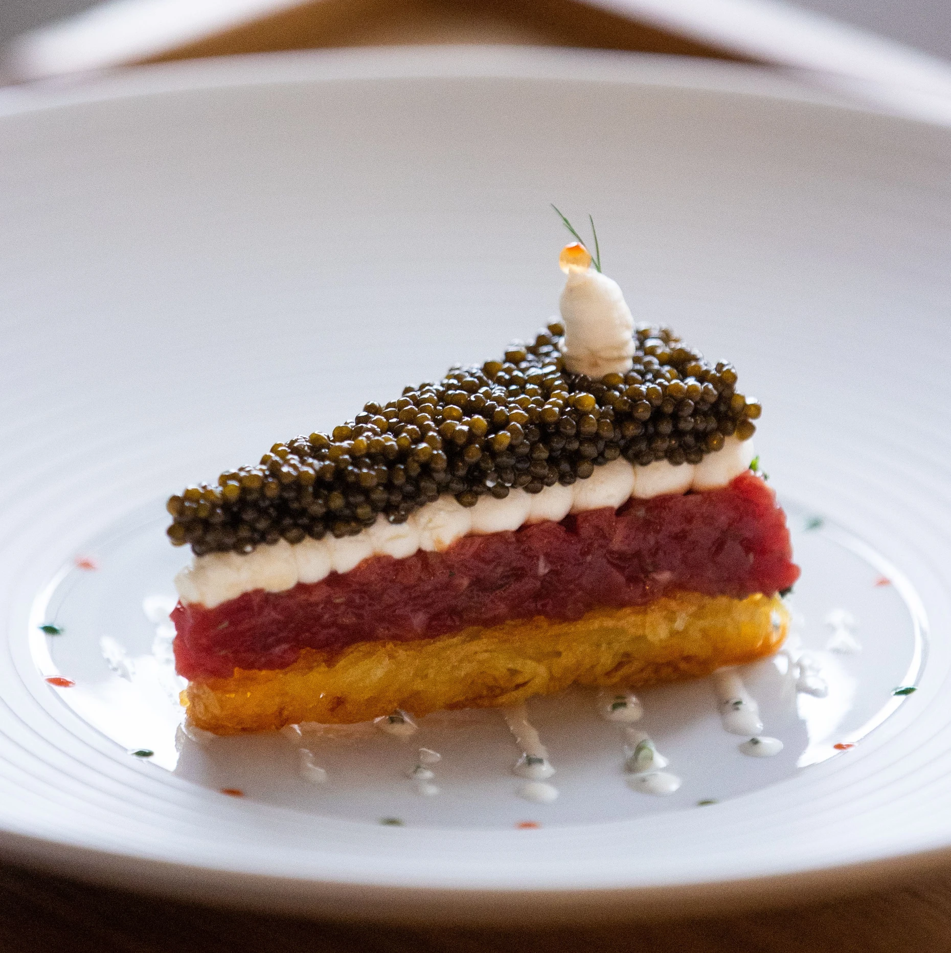  die Torte aus Rinderfilet, Kaviar und Kartoffelrösti nach Helmut Thieltges, die sein Nachfolger Clemens Rambichler bis heute im Waldhotel Sonnora in der Eifel serviert.