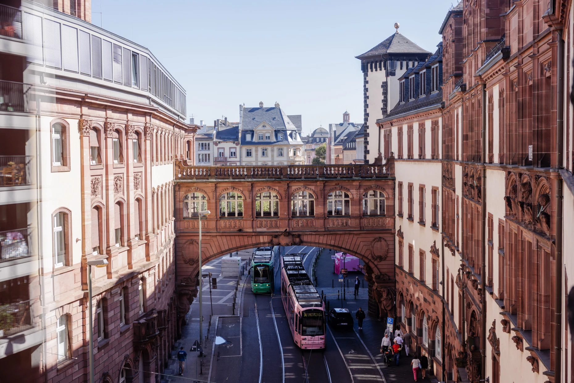 Fährt bis heute durch die Innenstadt und auch am Rathaus Römer vorbei: die Tram