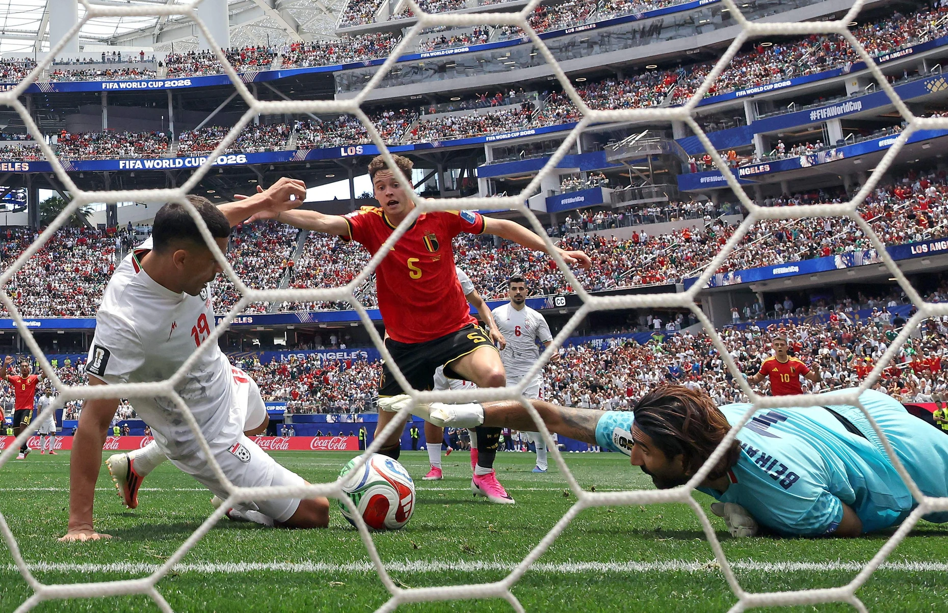 Pack zu! Irans Torwart Alireza Beiranvand