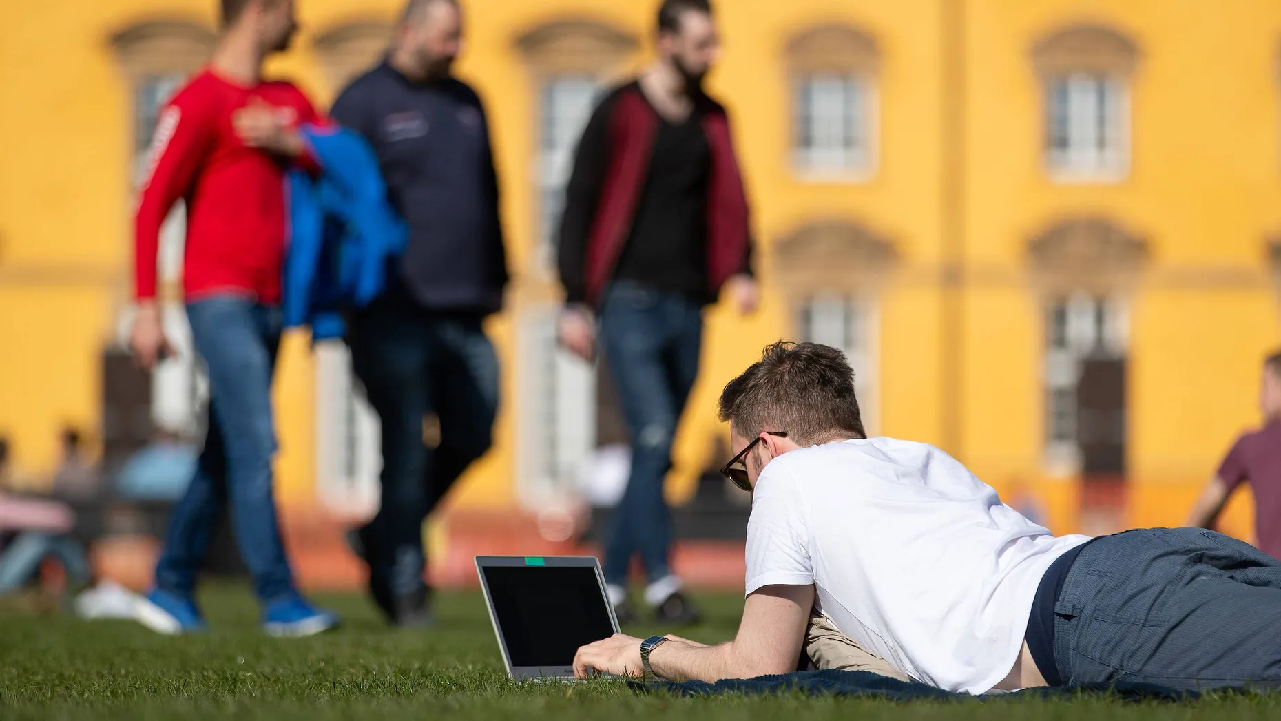 Seit Jahren schon sind die Zinsen niedrig. Dennoch verschätzen sich viele Sparer – vor allem junge Leute sind übermäßig optimistisch, wenn es um ihre Renditen geht.