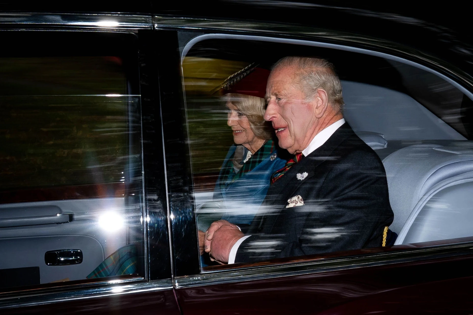 Der König bleibt bei seiner Position: Charles III. holt seinen jüngeren Sohn nicht zurück in den engeren Kreis der Familie. Mit seiner Frau Camilla verbringt er den Sommer weiterhin in Schottland, hier sind die beiden am Sonntag auf dem Weg zur Kirche in der Nähe von Balmoral zu sehen.