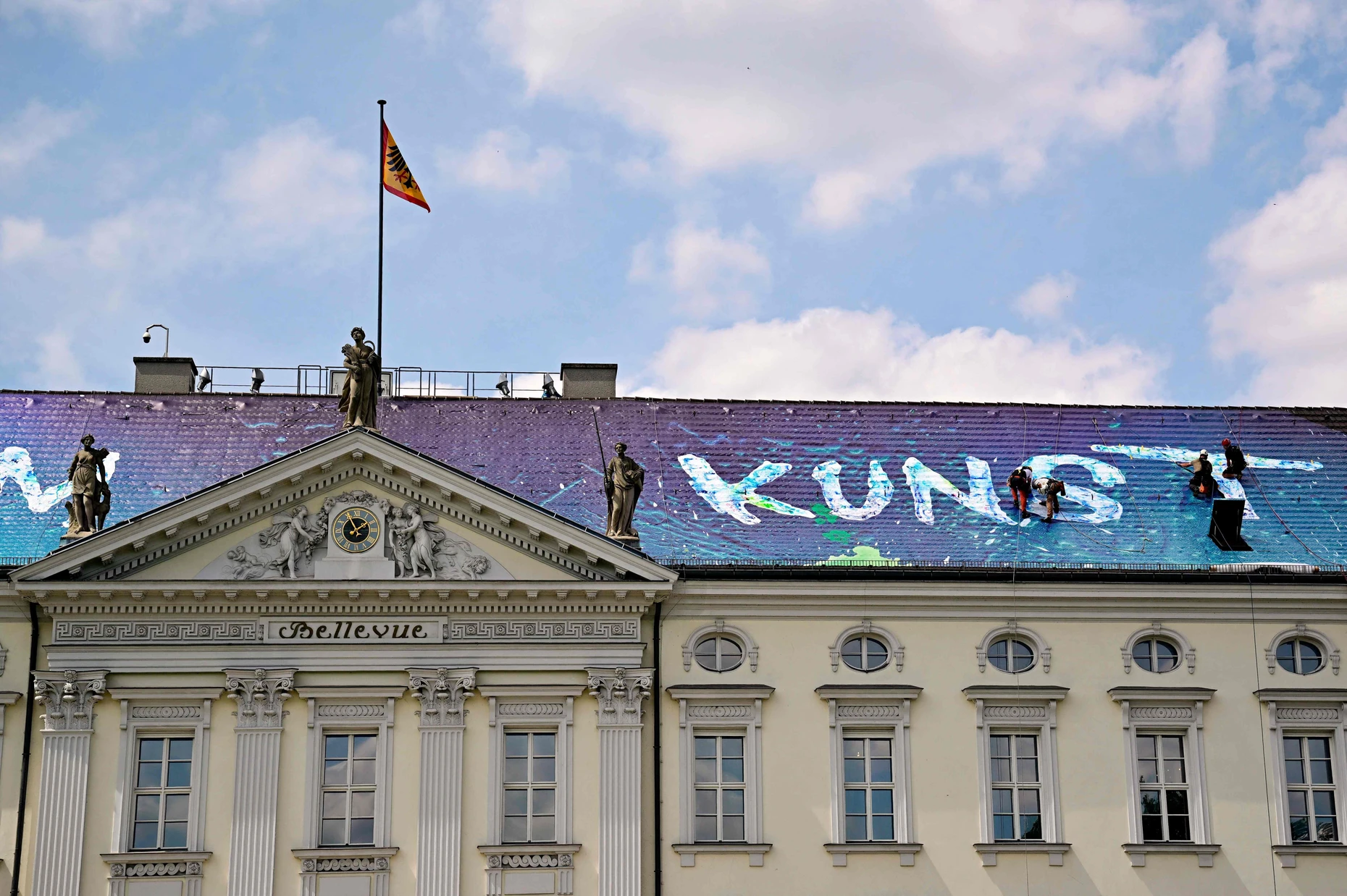 Die „Freiraum Kunst“-Installation des Künstlers Christian Awe auf dem Dach des Amtssitzes