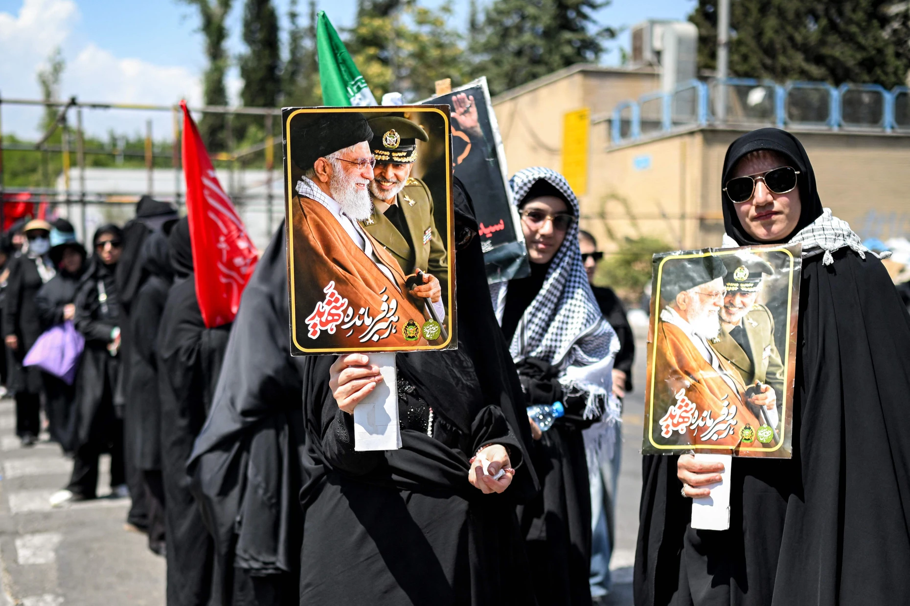 Trauernde Frauen stehen am Rande der Begräbnisfeier für Irans Staatsoberhaupt Ali Khamenei in einer Schlange, um eine kostenlose Mahlzeit zu erhalten.