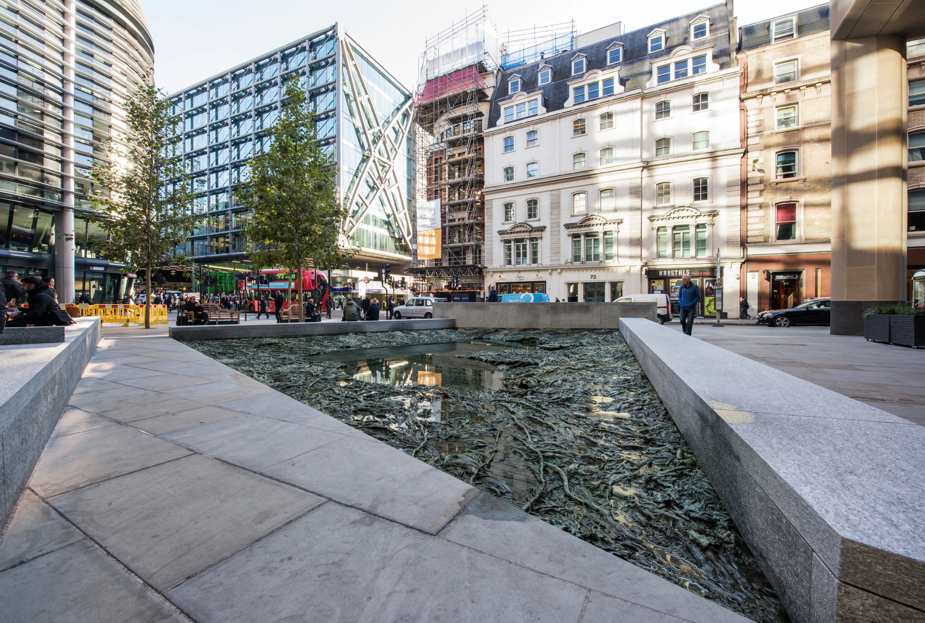 Schützt vor Terror und gibt der Stadt einen heiteren neuen Ort: Wie ein mittelalterlicher Burggraben schlängelt sich das Brunnen-Kunstwerk „Forgotten Streams“ von Cristina Iglesias um das Bloomberg Building in London.