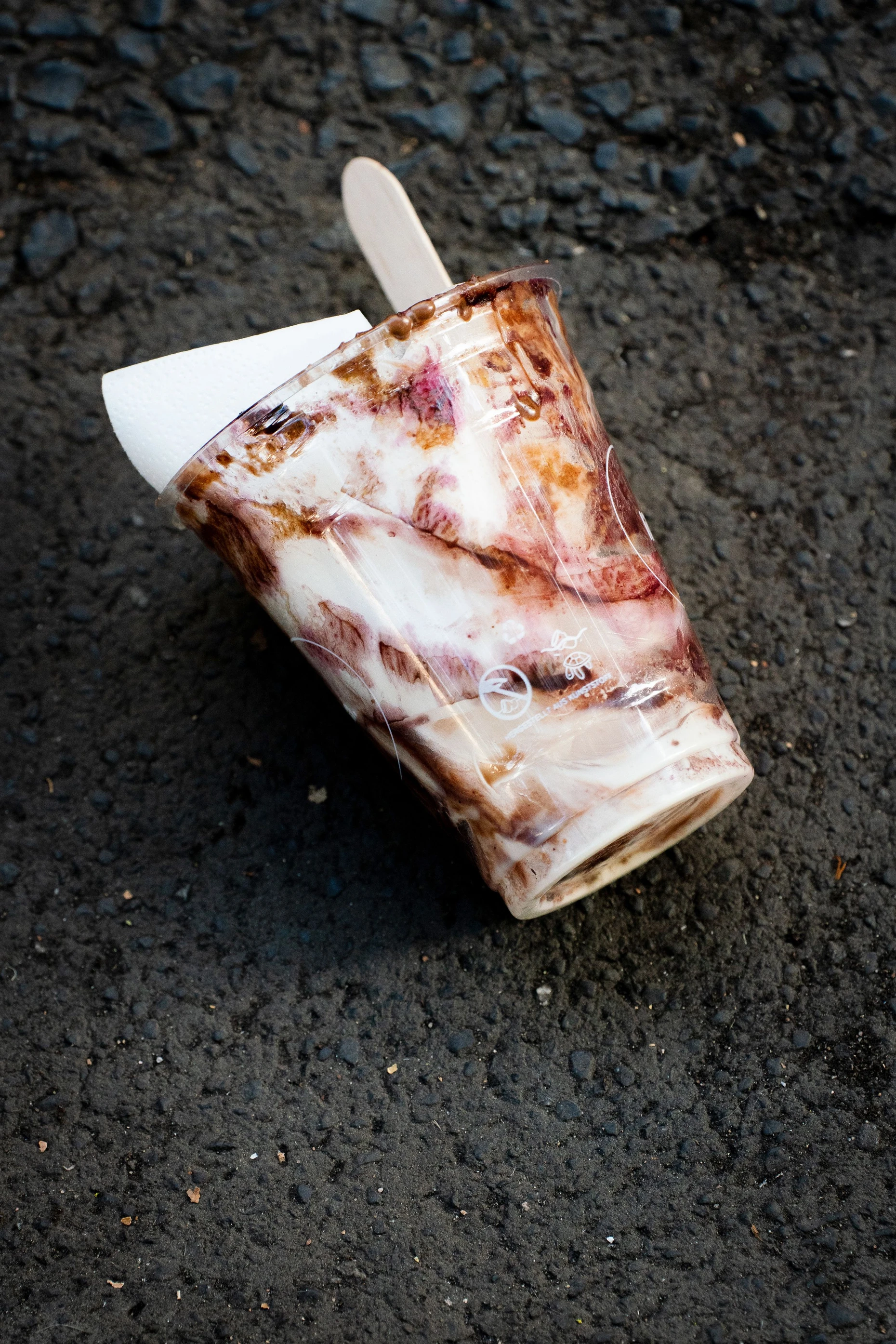 Becher des Anstoßes: So beenden nicht wenige Kunden ihren Açaí-Genuss, Becher, Löffel und Serviette landen auf der Straße.