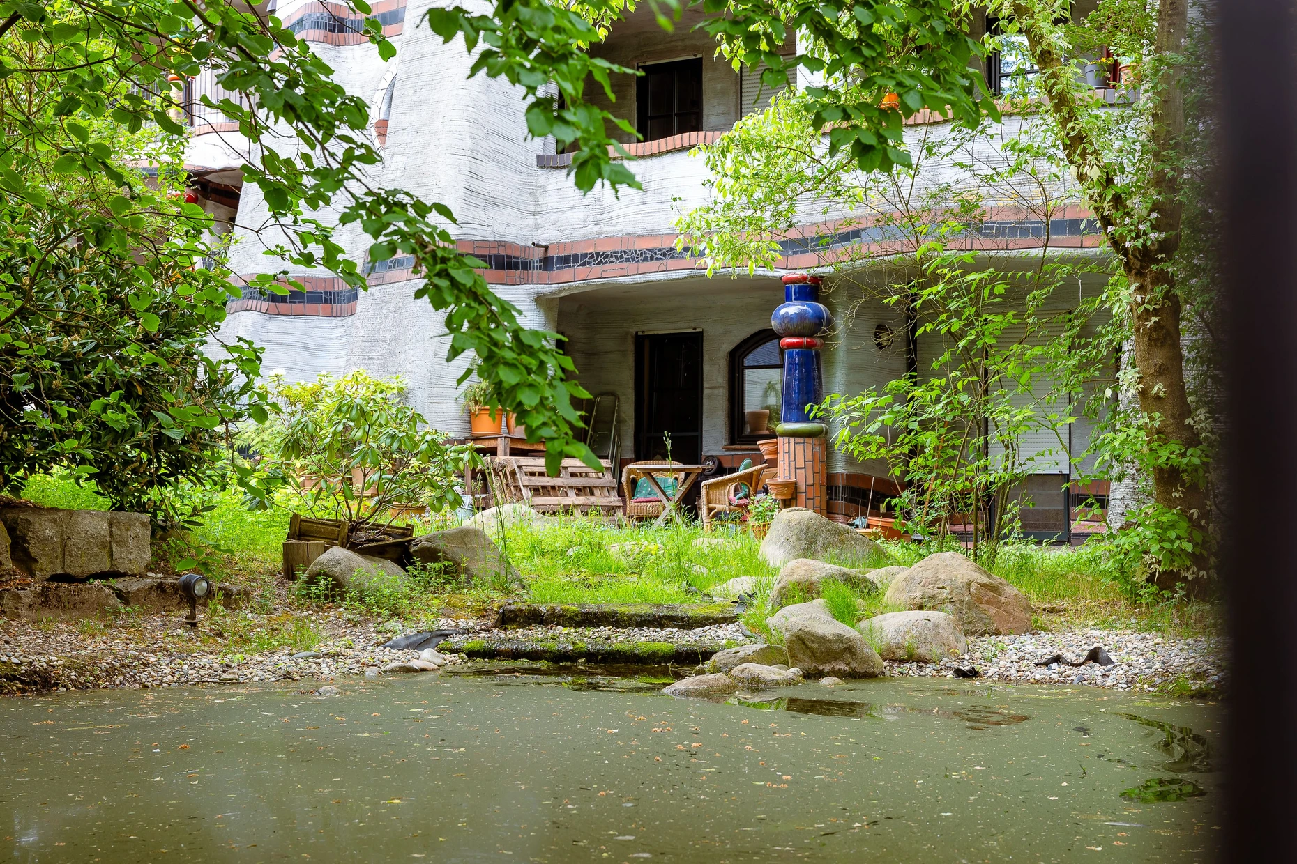 Der Teich im Innenhof.