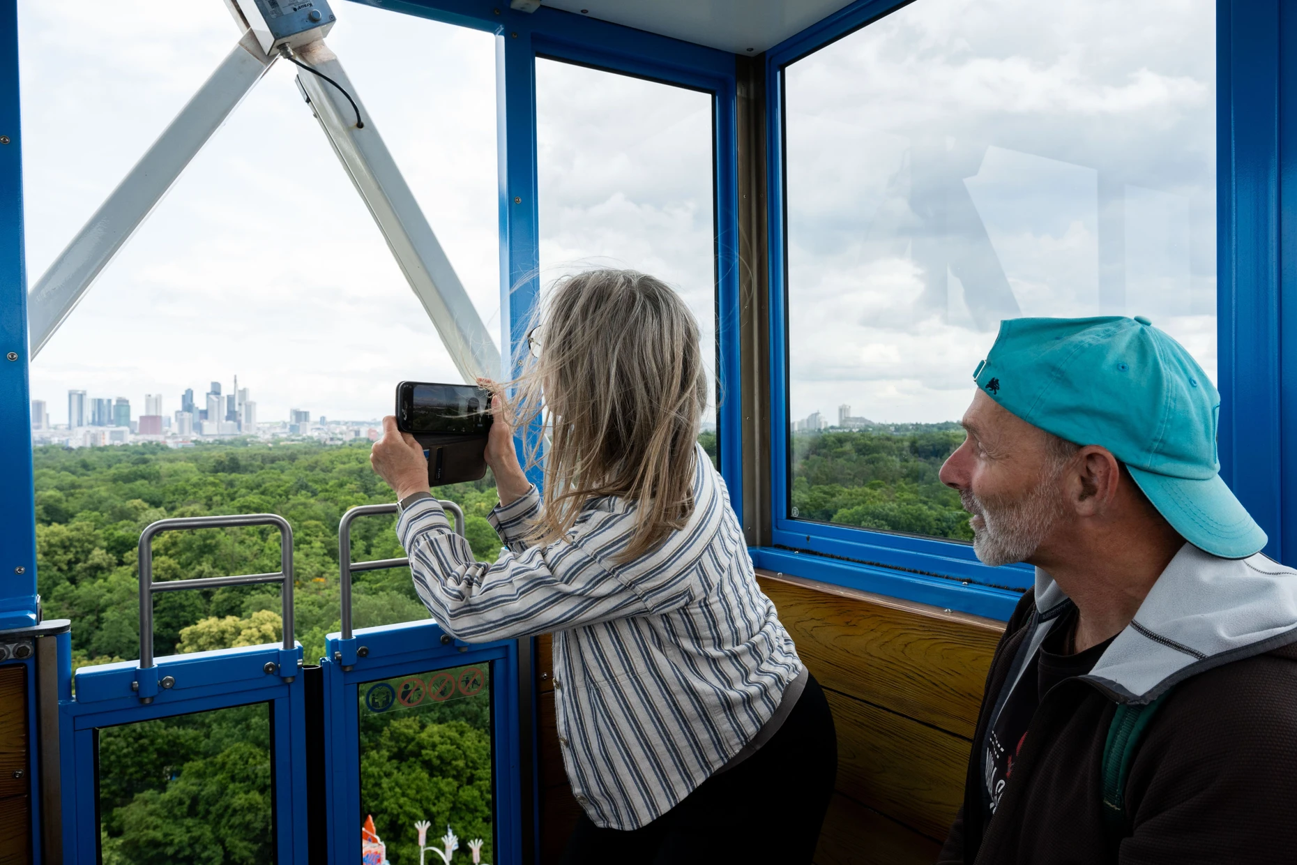 Ein besonderes Highlight: Das Skyline-Foto aus dem Riesenrad gehört wie für die beiden Besucher zwingend zum Wäldchestag dazu.