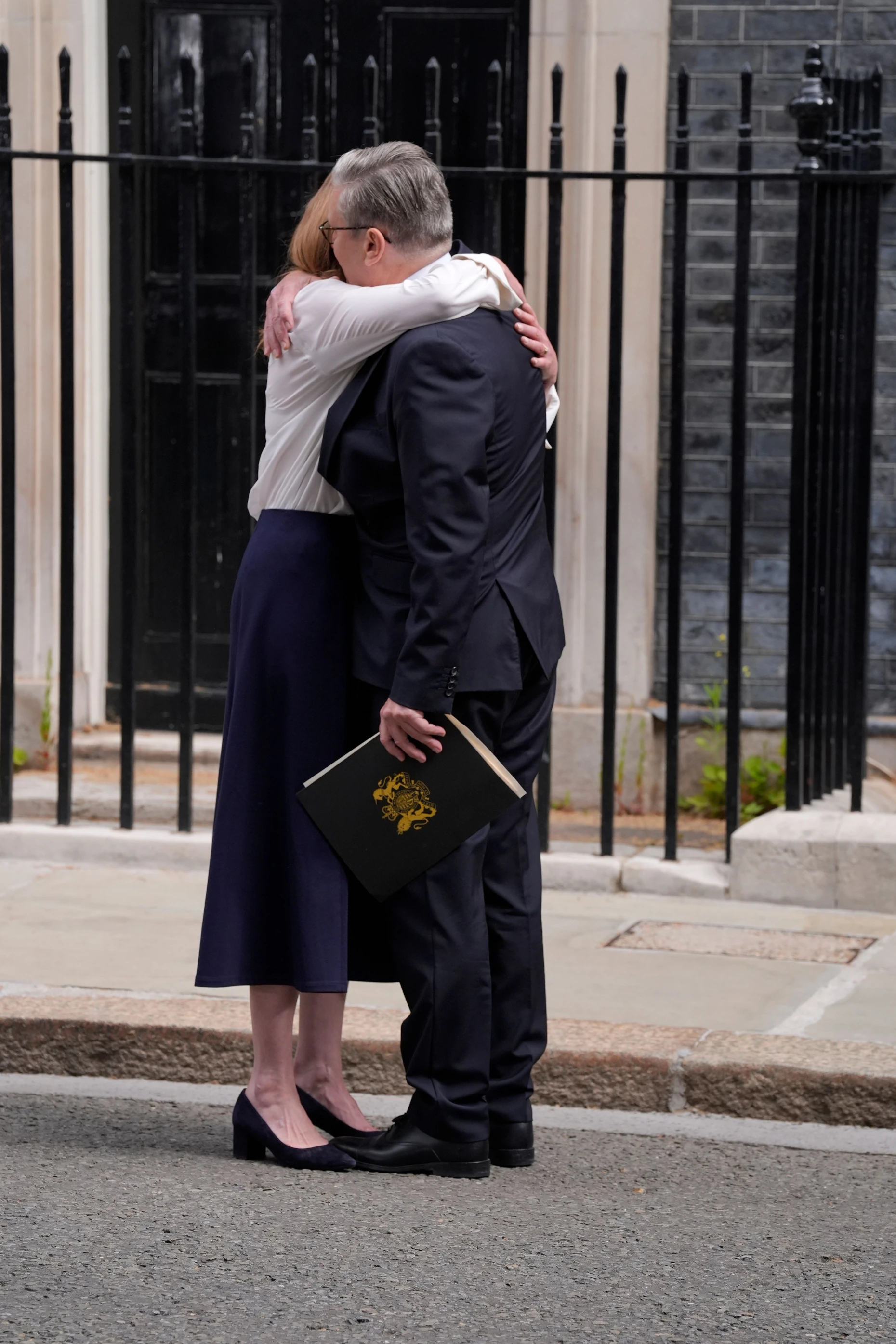 Keir Starmer und seine Frau Victoria Starmer vor der Downing Street Nr. 10
