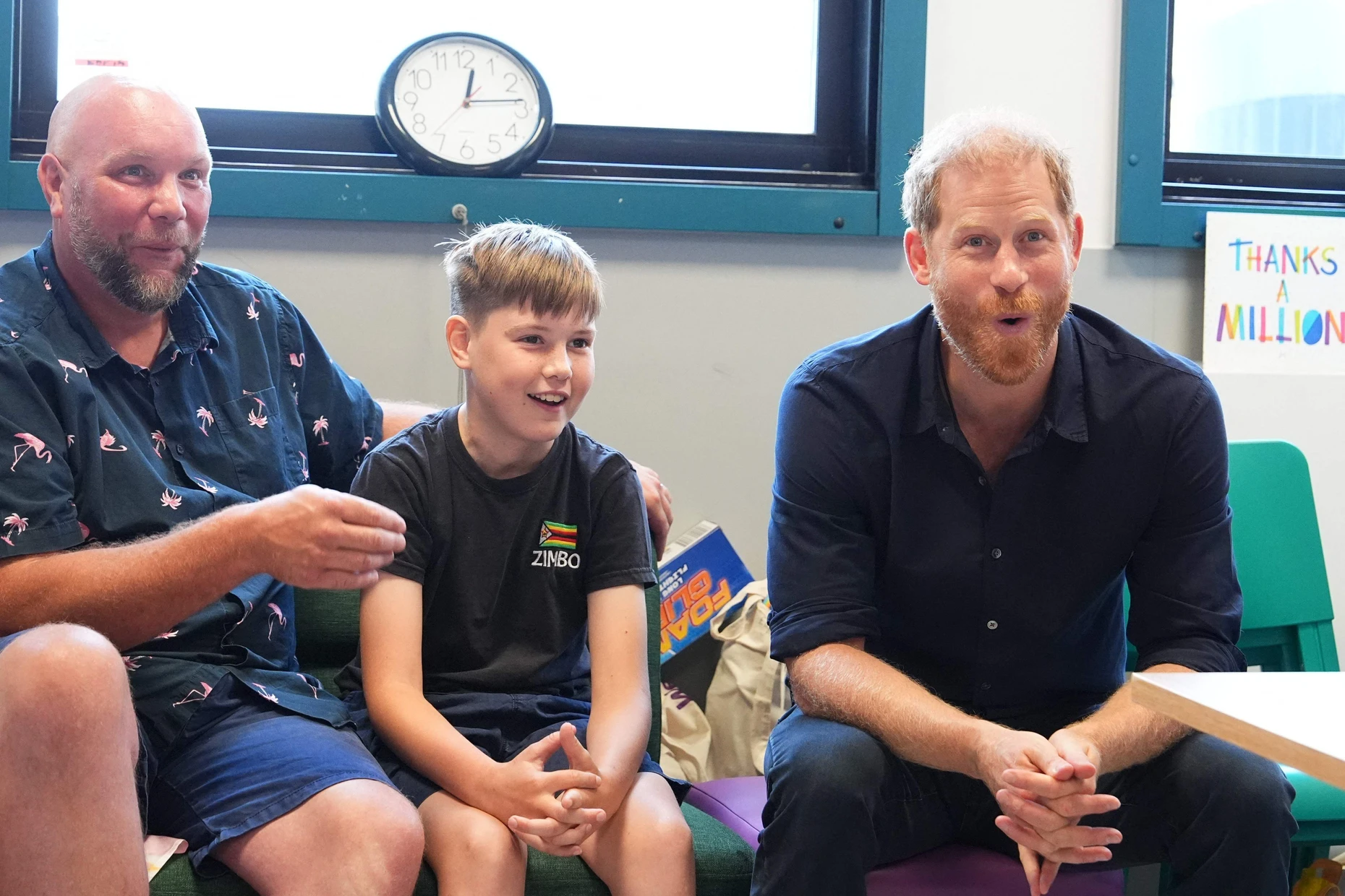 Im Kinderkrankenhaus: Prinz Harry (rechts) trifft sich am Donnerstag mit jungen Patienten wie Wyatt Makwana (Mitte, links sein Vater Brian Makwana) im Birmingham Children’s Hospital.