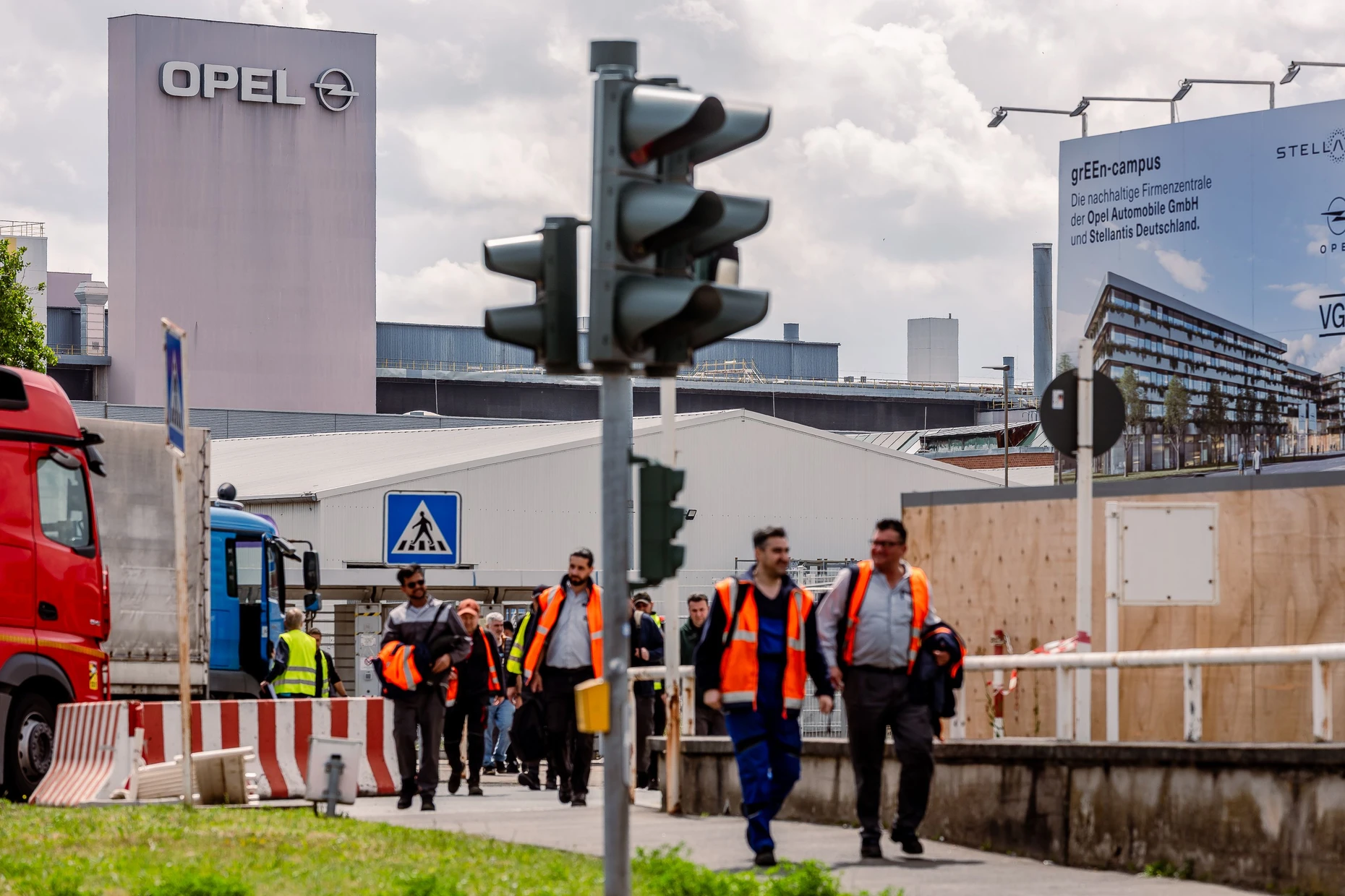 Mitarbeiter verlassen das Opel-Betriebsgelände in Rüsselsheim.