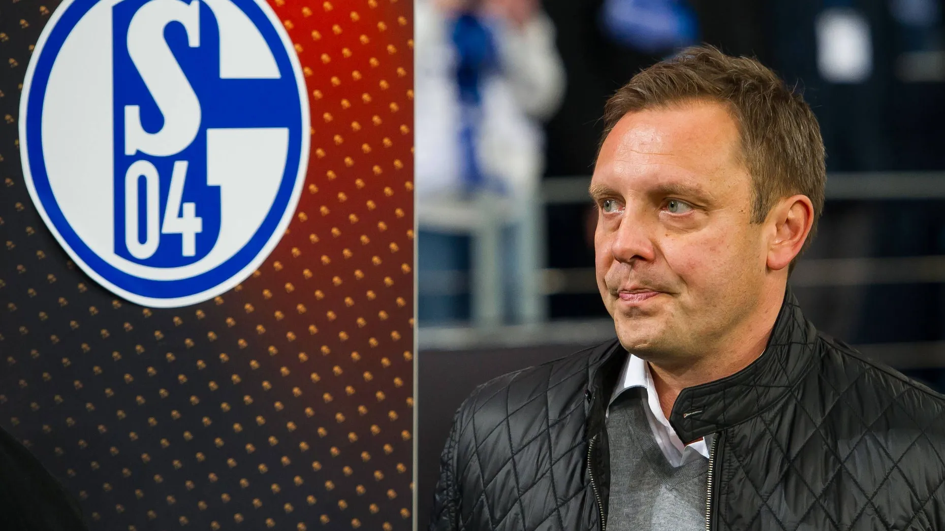 Trainer André Breitenreiter (Bild) setzt sich gegen öffentliche Kritik an seiner Arbeitsweise und Berichte über angebliche interne Unstimmigkeiten beim FC Schalke 04 zur Wehr. „Das sind unbewiesene Behauptungen einzelner Personen. Ich werde meine Linie zu 100 Prozent beibehalten. Ich muss als Trainer auch mal harte Entscheidungen treffen, die sicher nicht immer angenehm sind“, sagte der Coach des Bundesligavereins am Donnerstag in Gelsenkirchen. In Bezug auf Medienberichte über angebliche Differenzen zwischen ihm, Teilen der Mannschaft und Klubangestellten sprach Breitenreiter vor dem Spiel am Samstag (15.30 Uhr / live auf Sky und im <a href="http://www.faz.net/op900/event/bundesliga/live/">Bundesligaticker auf FAZ.NET) bei Darmstadt 98 sogar von „Rufschädigung“. Er werde seine Linie weiterverfolgen und habe positives Feedback von Spielern und Angestellten erhalten (dpa).