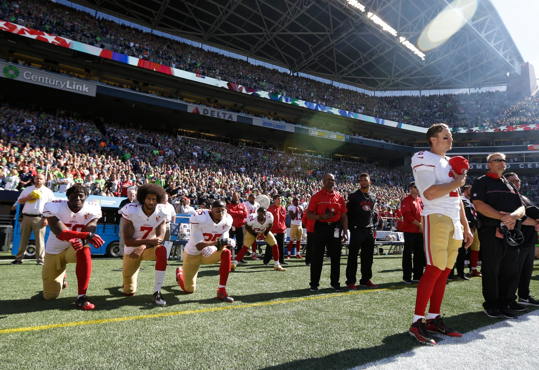 Colin Kaepernick (Mitte) von den San Francisco 49ers kniet 2016 mit Kollegen aus Protest gegen Rassismus bei der Nationalhymne. Bald war er arbeitslos.