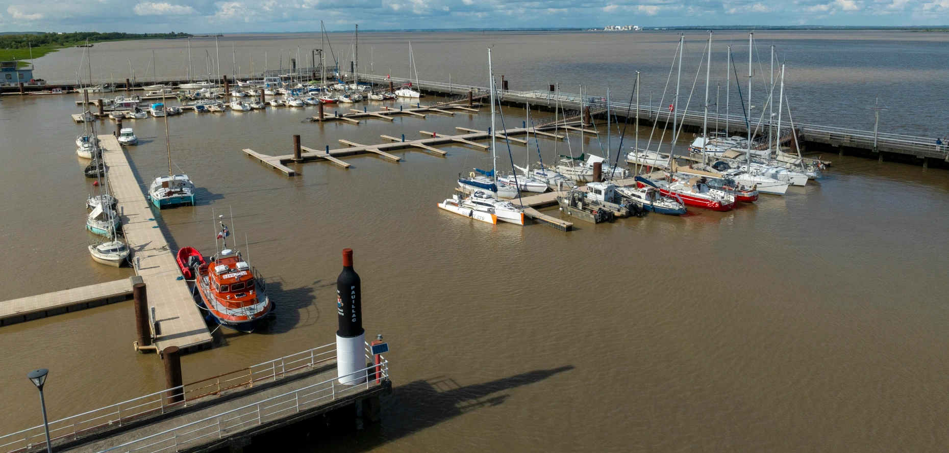 Große Jahrgangsweine und andere Träume fanden hier ihren Weg nach Amerika: Hafen von Pauillac.