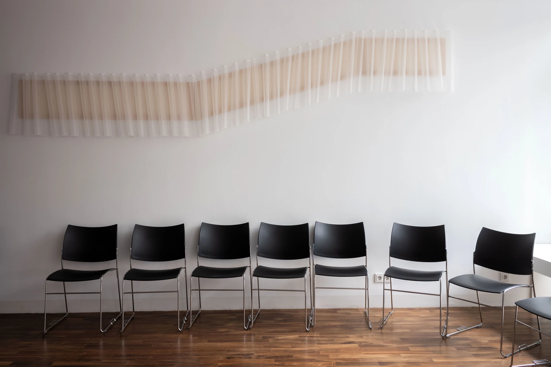 Hindernisse, wie die funktionale Möblierung, mag Toni Wombacher und geht mit ihnen um, wie hier im Seminarraum 2 der Evangelischen Akademie.