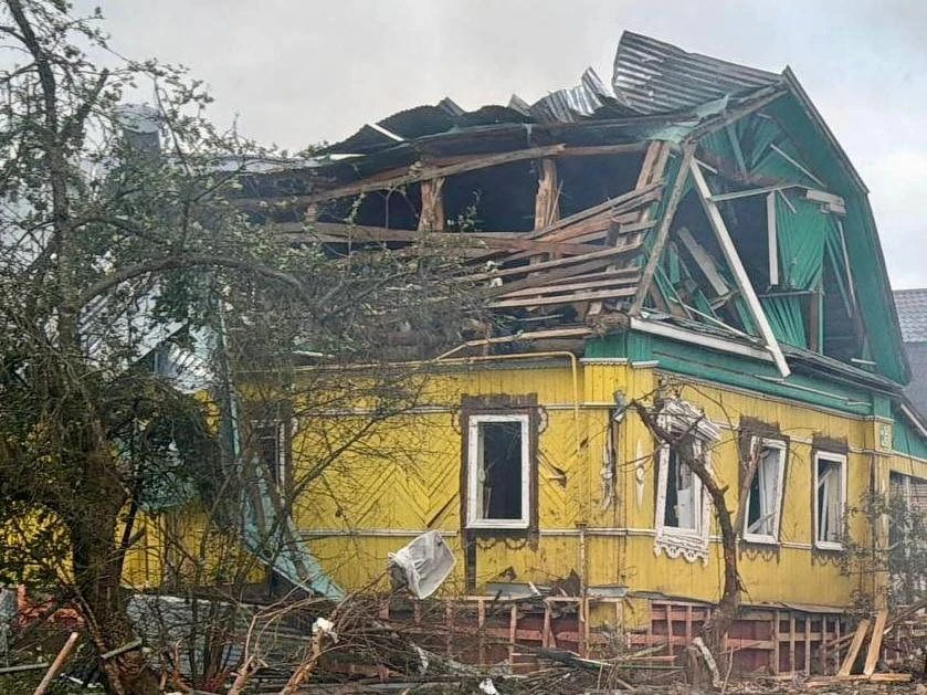 Ein beschädigtes Haus in Pionerskij: Im Moskauer Umland gingen Drohnentrümmer nieder.