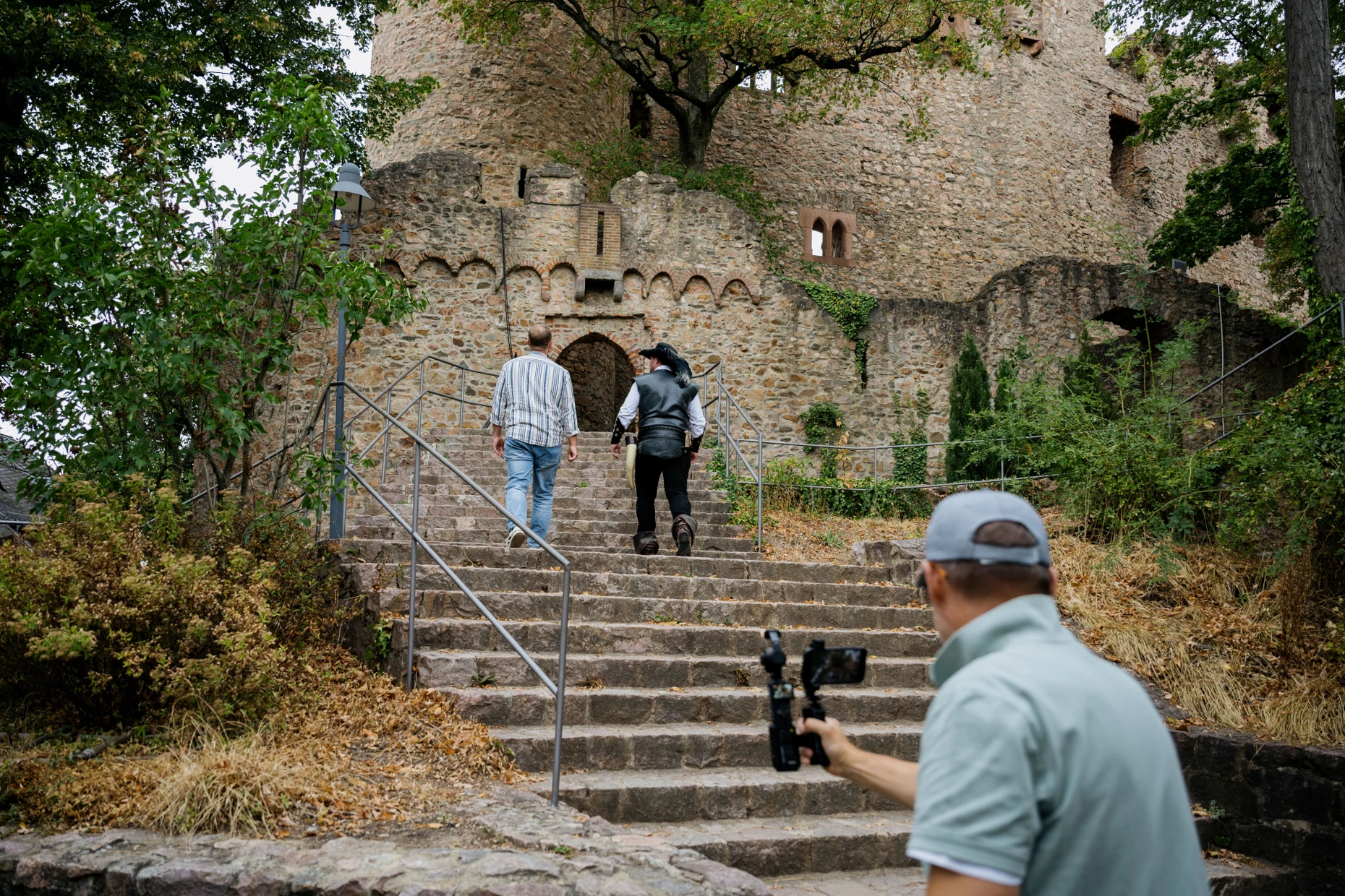 Angekommen am Schloss Auerbach: Kämmerer geht voran, sein Team folgt.
