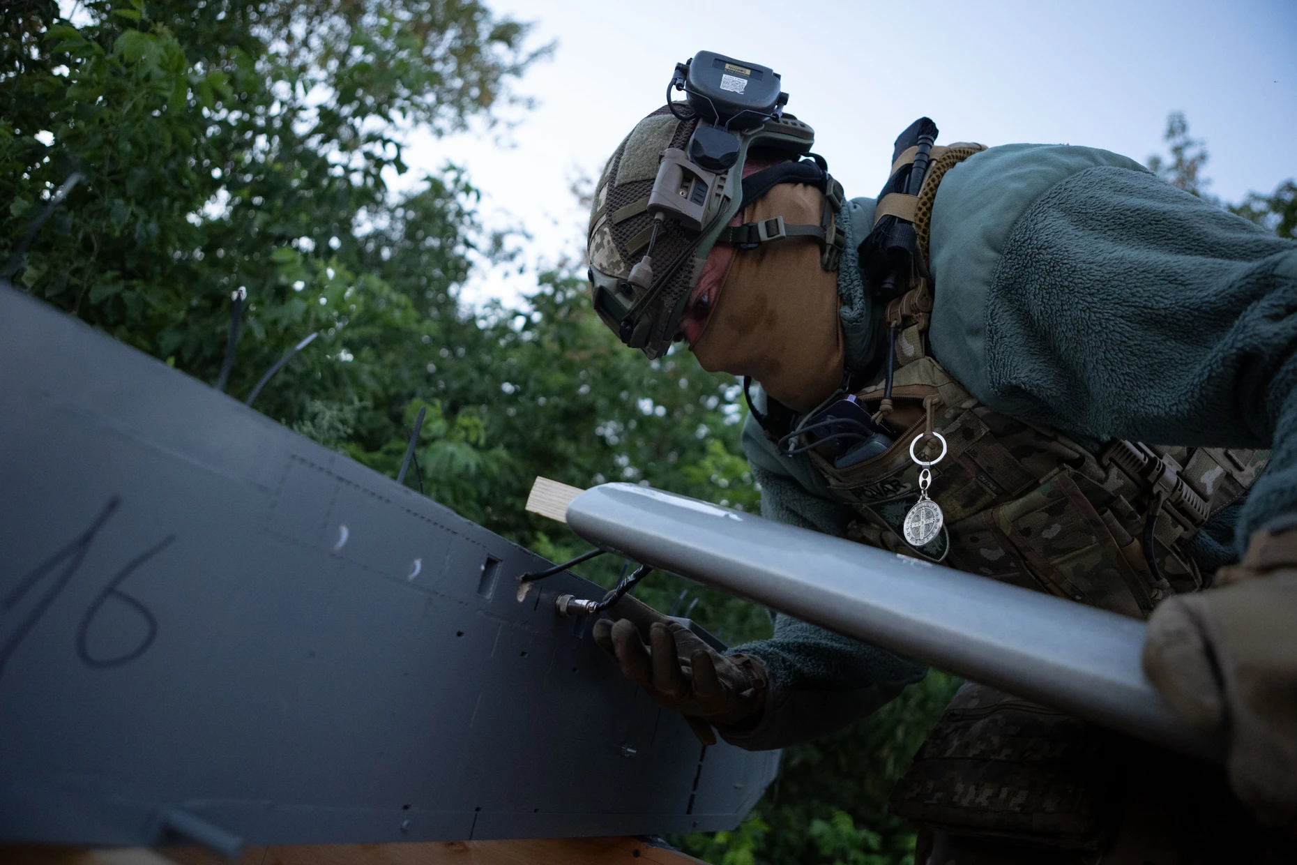 Einer der ukrainischen Soldaten setzt eine Drohne zusammen