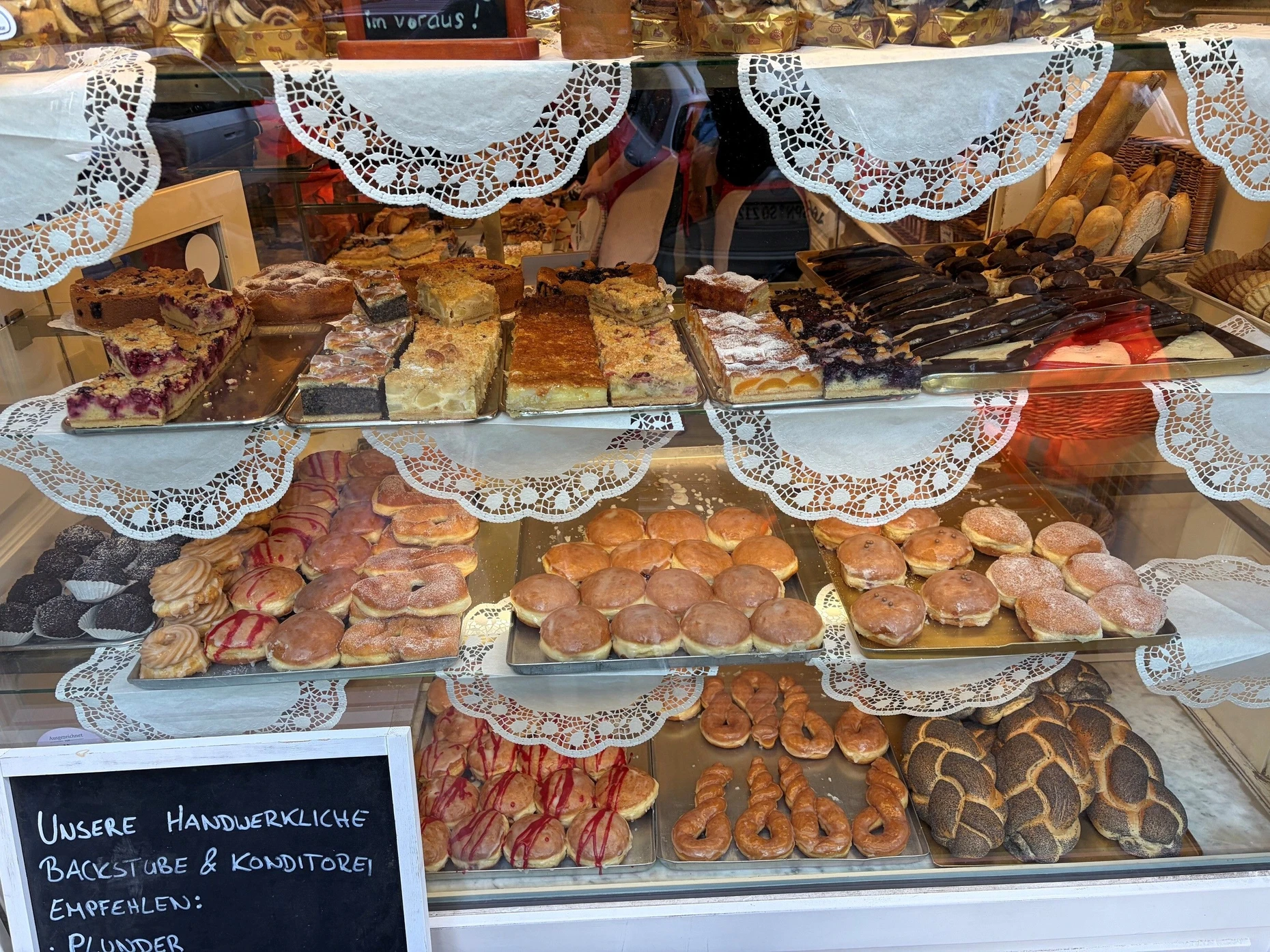 Pfannkuchen, Plunder und Streuselschnitten: die Auslage von Bäckerei Siebert in Berlin.