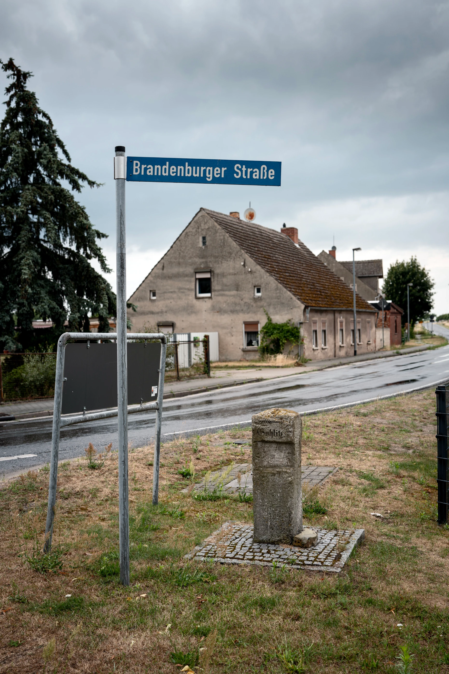 Straße in Zehs Dorf: Hier erreichte die AfD zuletzt 54 Prozent.