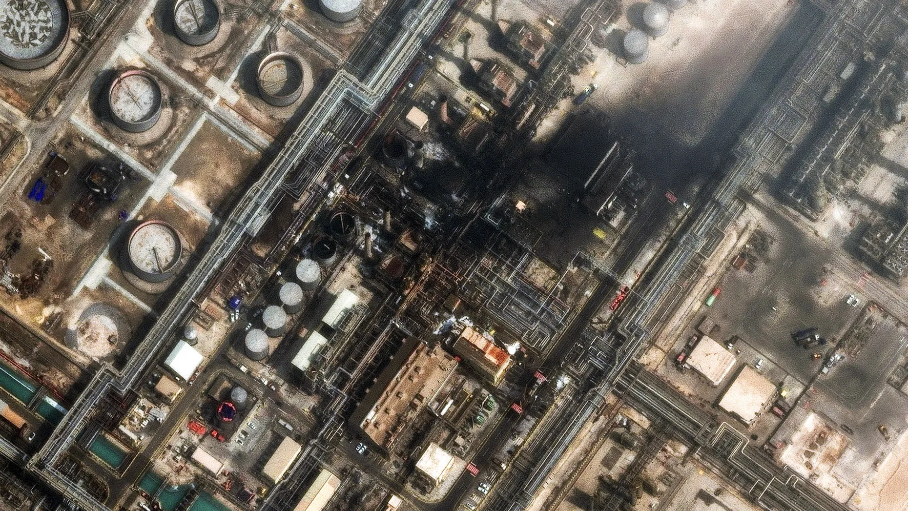 Satellitenbild: Eine Ölraffinerie in Saudi-Arabien brennt nach einer iranischen Dronenattacke Anfang März 2026.