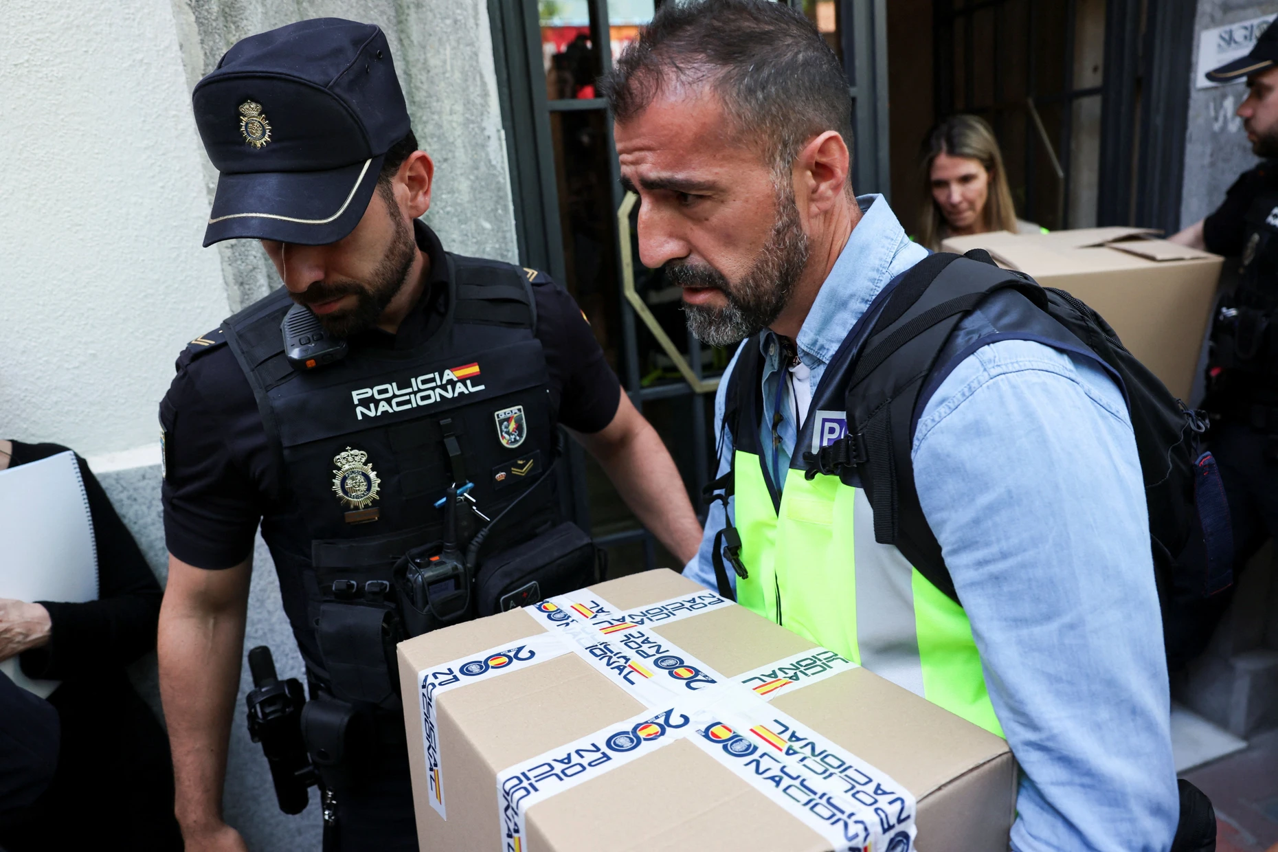 Ermittlungsbeamte im Mai vor Zapateros Büro in Madrid